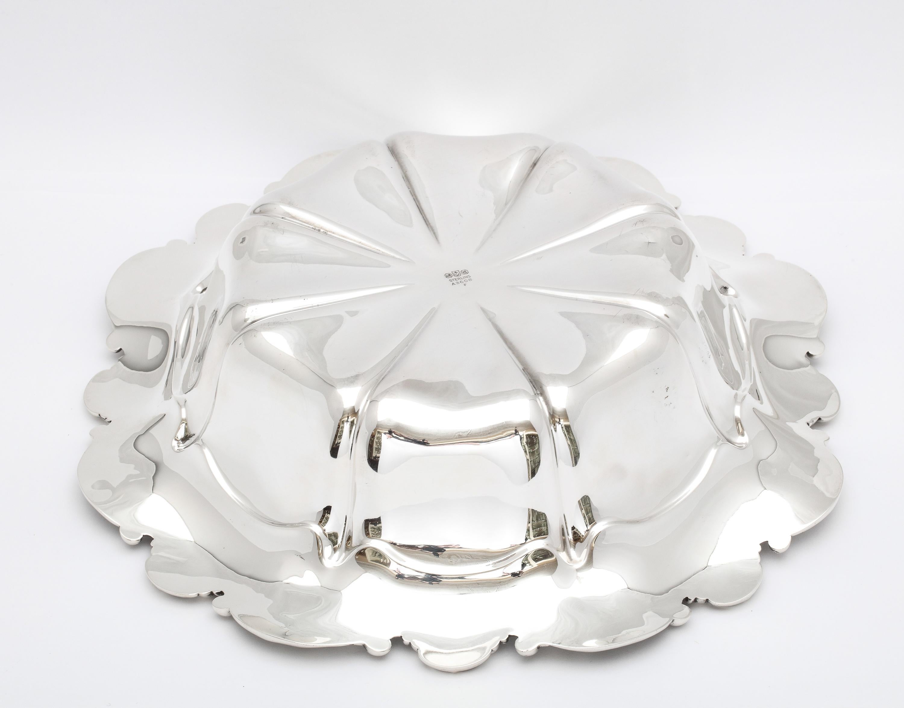 Magnifique bol de centre de table en argent sterling de style victorien par Gorham en vente 4