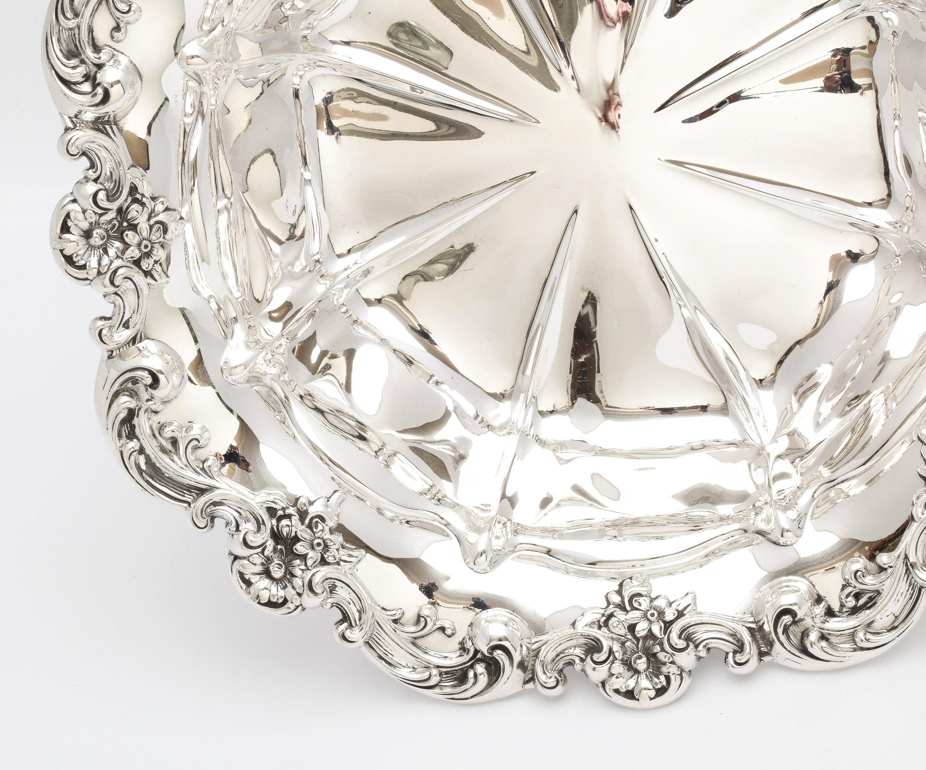 Magnifique bol de centre de table en argent sterling de style victorien par Gorham en vente 6