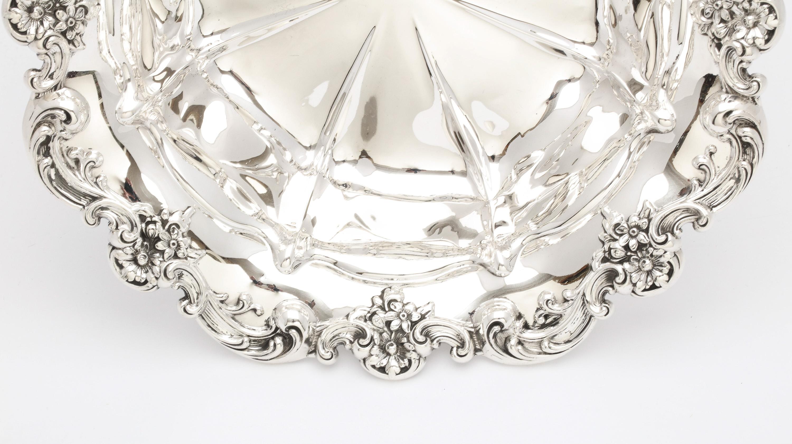 Magnifique bol de centre de table en argent sterling de style victorien par Gorham en vente 7