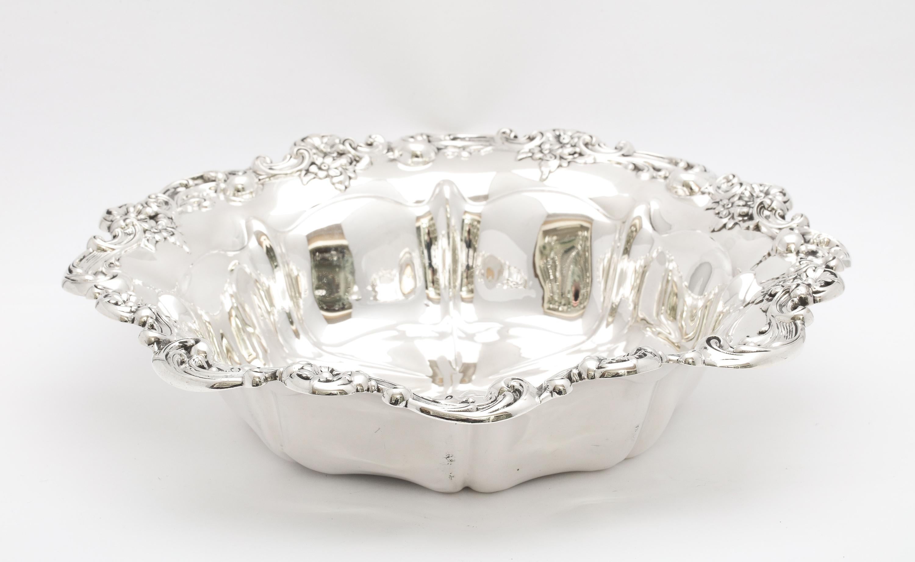 Early 20th Century Beautiful Victorian-Style Sterling Silver Centerpiece Bowl By Gorham For Sale