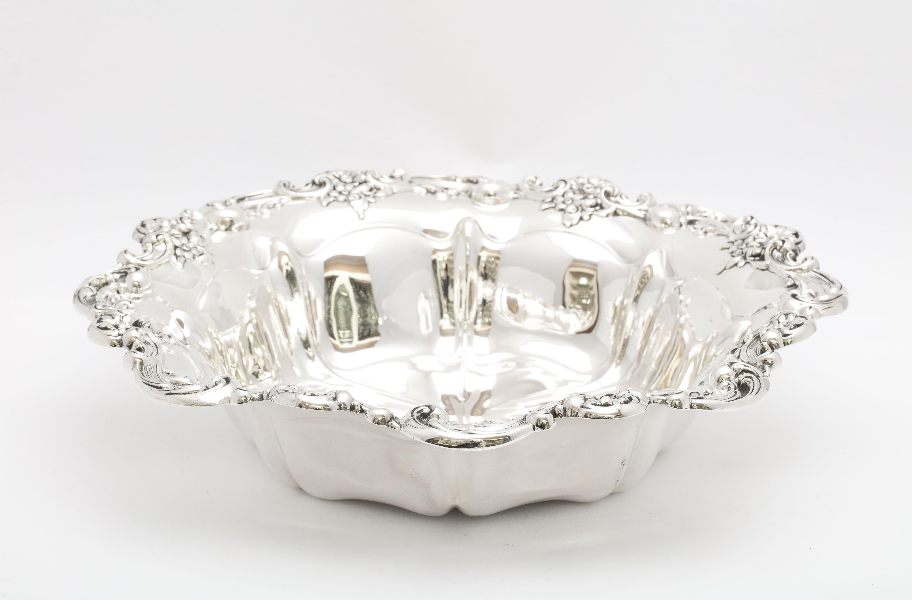Début du 20ème siècle Magnifique bol de centre de table en argent sterling de style victorien par Gorham en vente