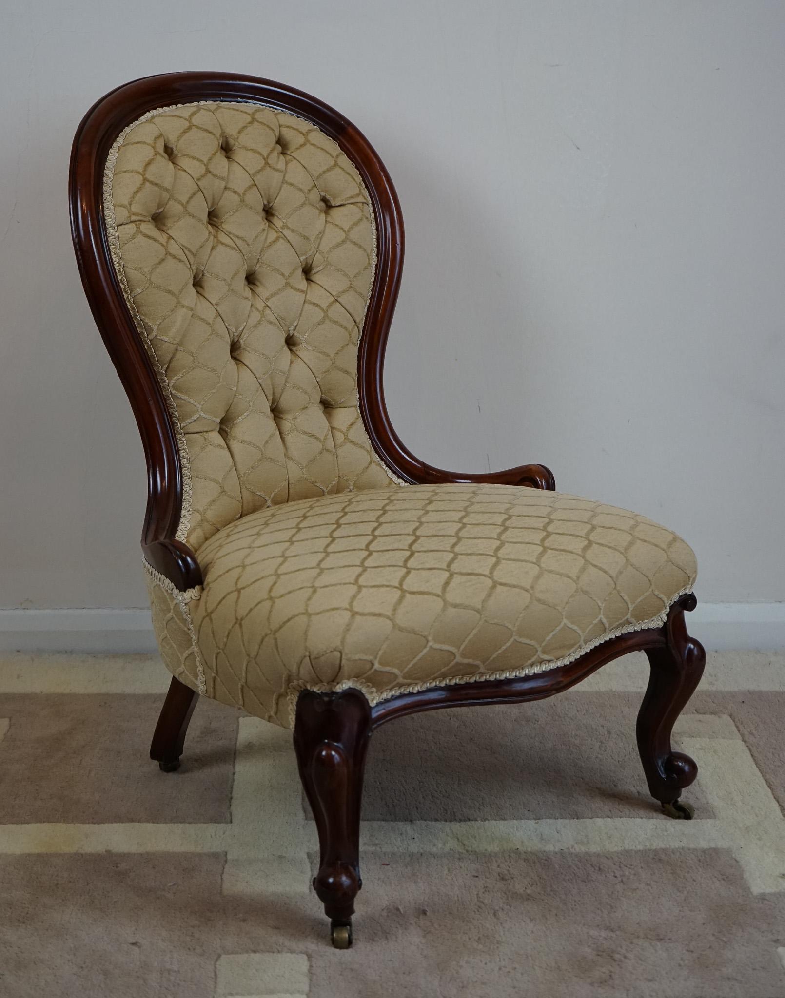 Beautiful Victorian Walnut Showframe Lady’s  Salon Chair For Sale 6