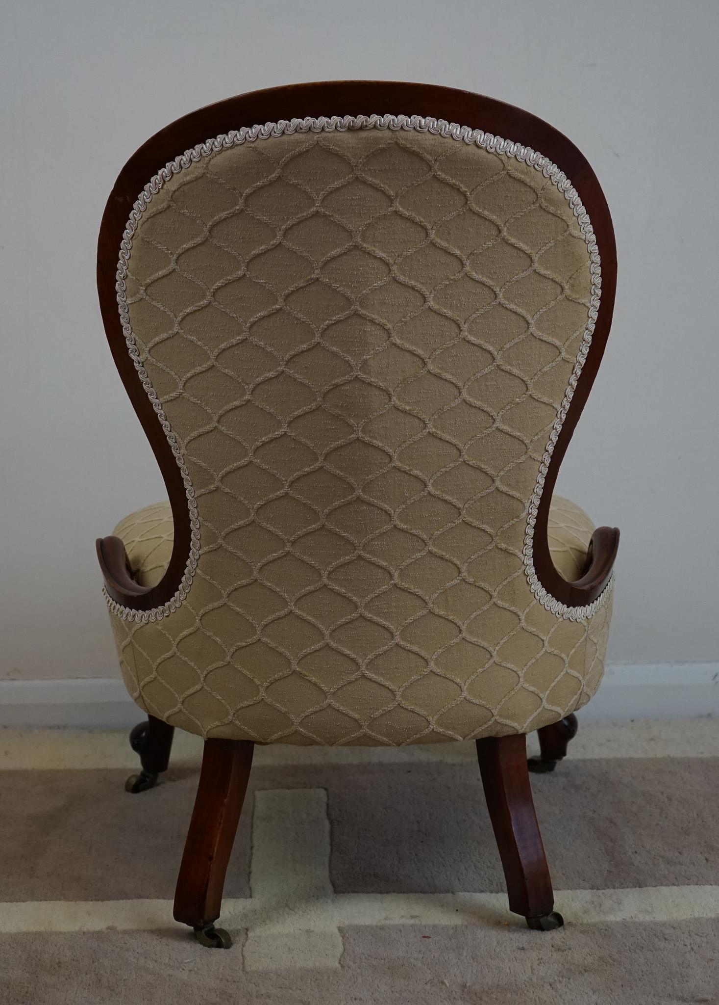 Beautiful Victorian Walnut Showframe Lady’s  Salon Chair For Sale 7