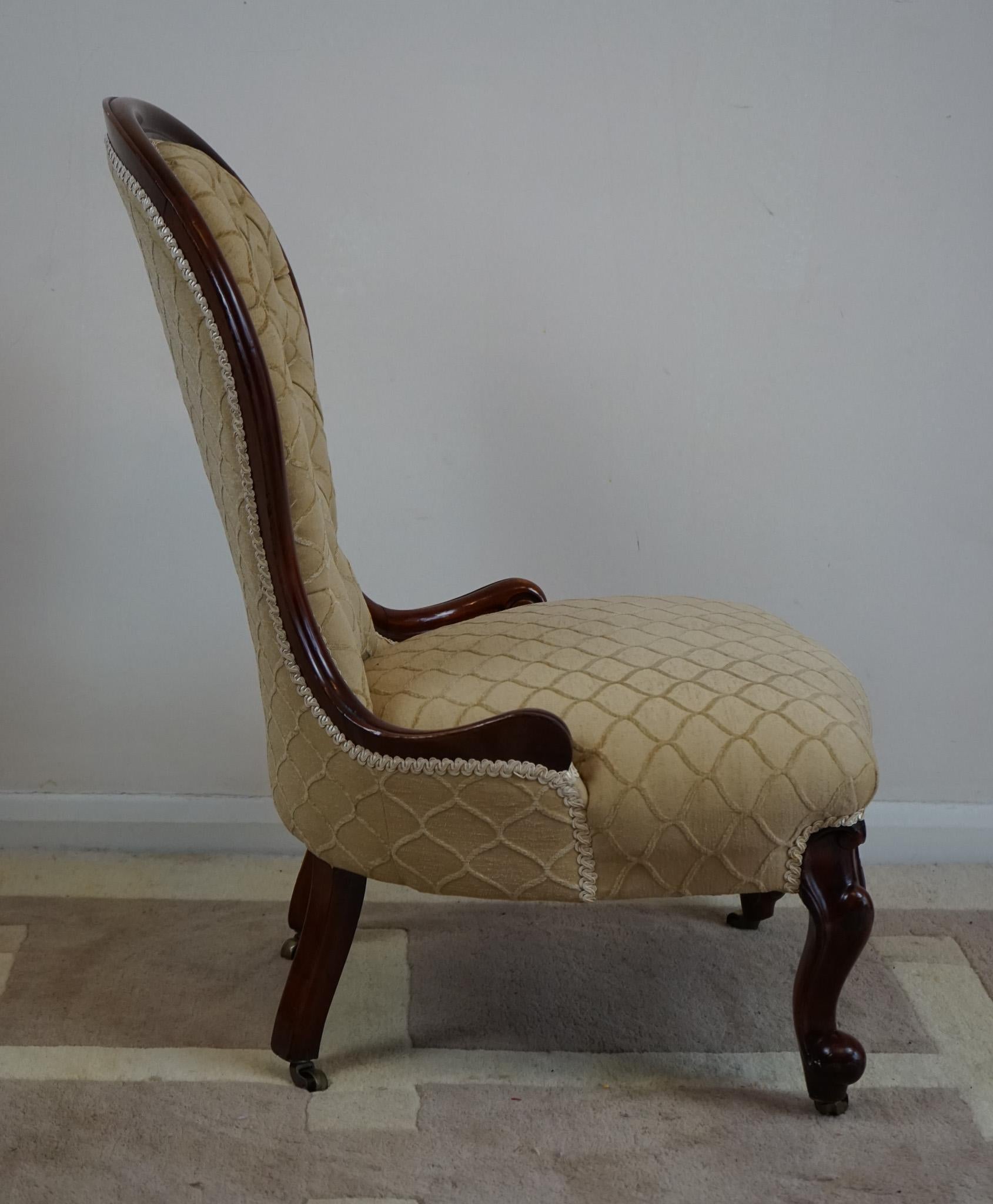 British Beautiful Victorian Walnut Showframe Lady’s  Salon Chair For Sale