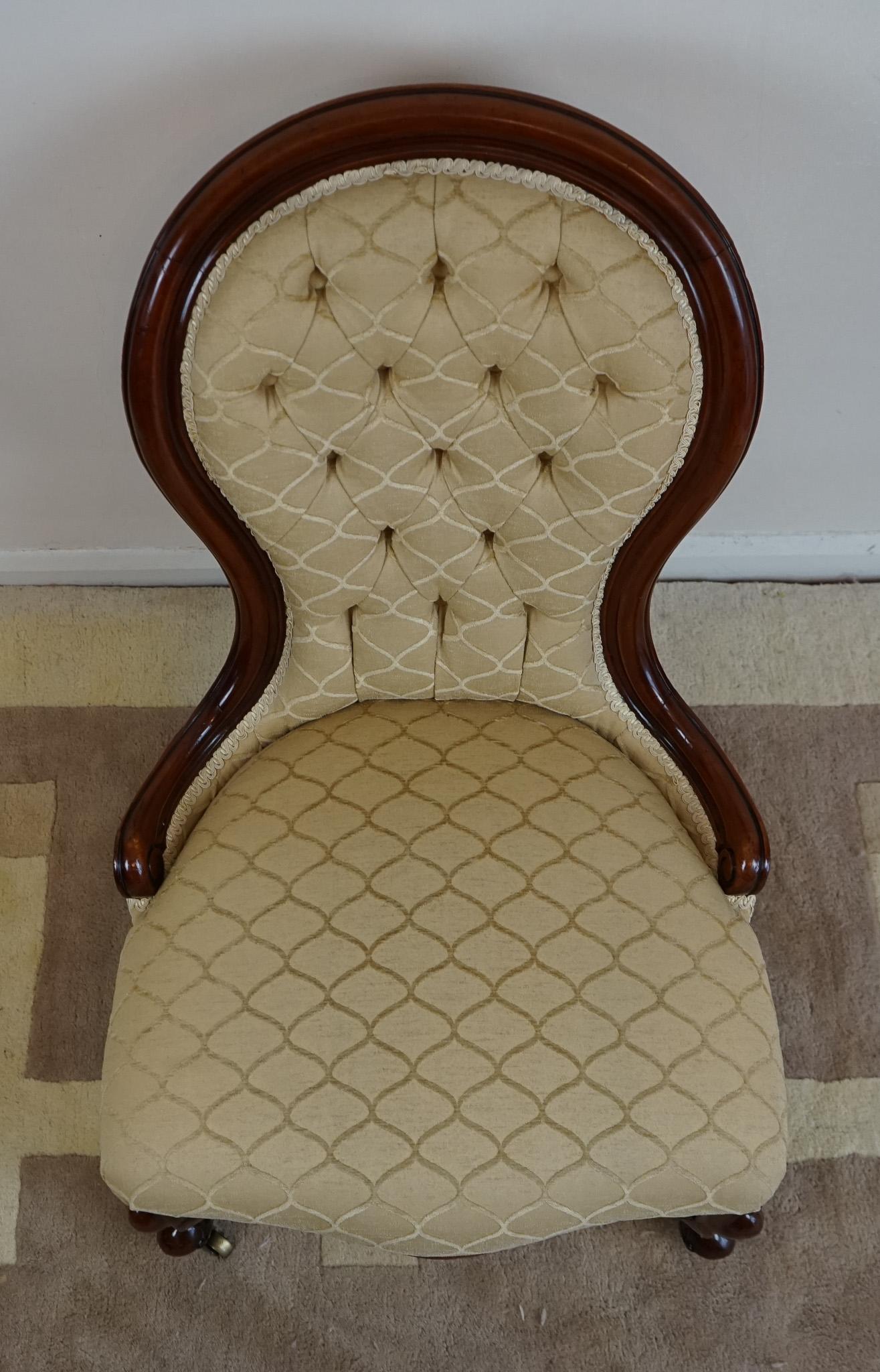 Beautiful Victorian Walnut Showframe Lady’s  Salon Chair In Good Condition For Sale In Crawley, GB