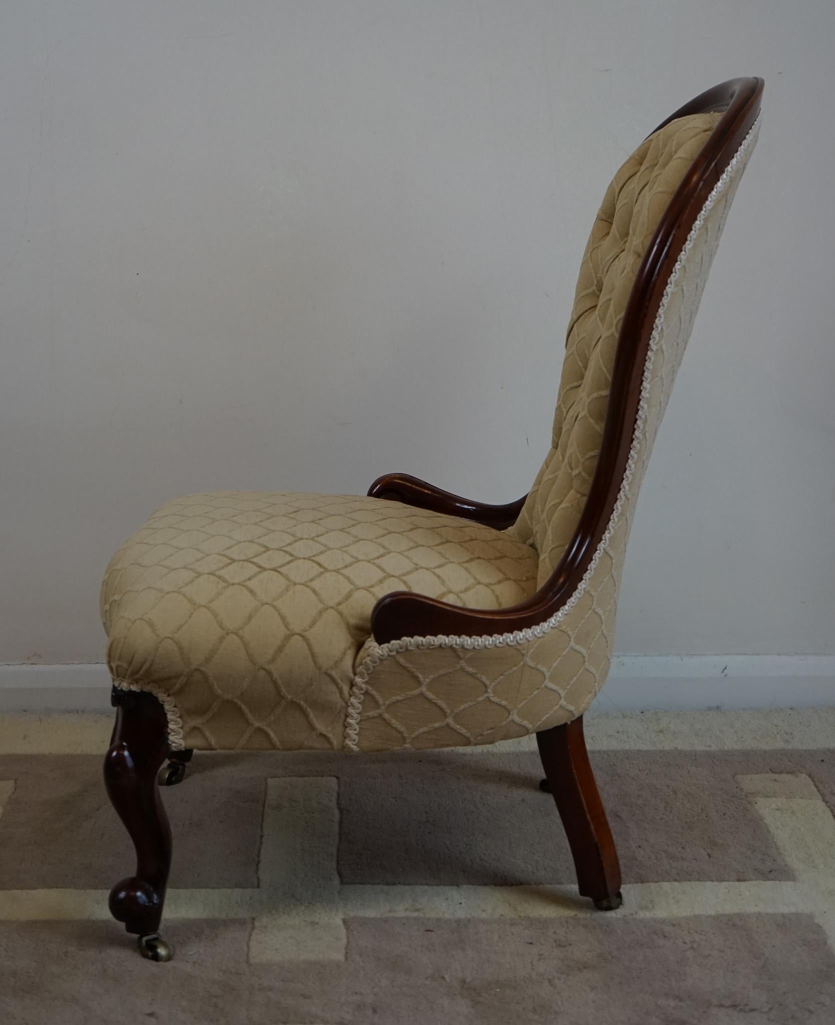 Beautiful Victorian Walnut Showframe Lady’s  Salon Chair For Sale 3