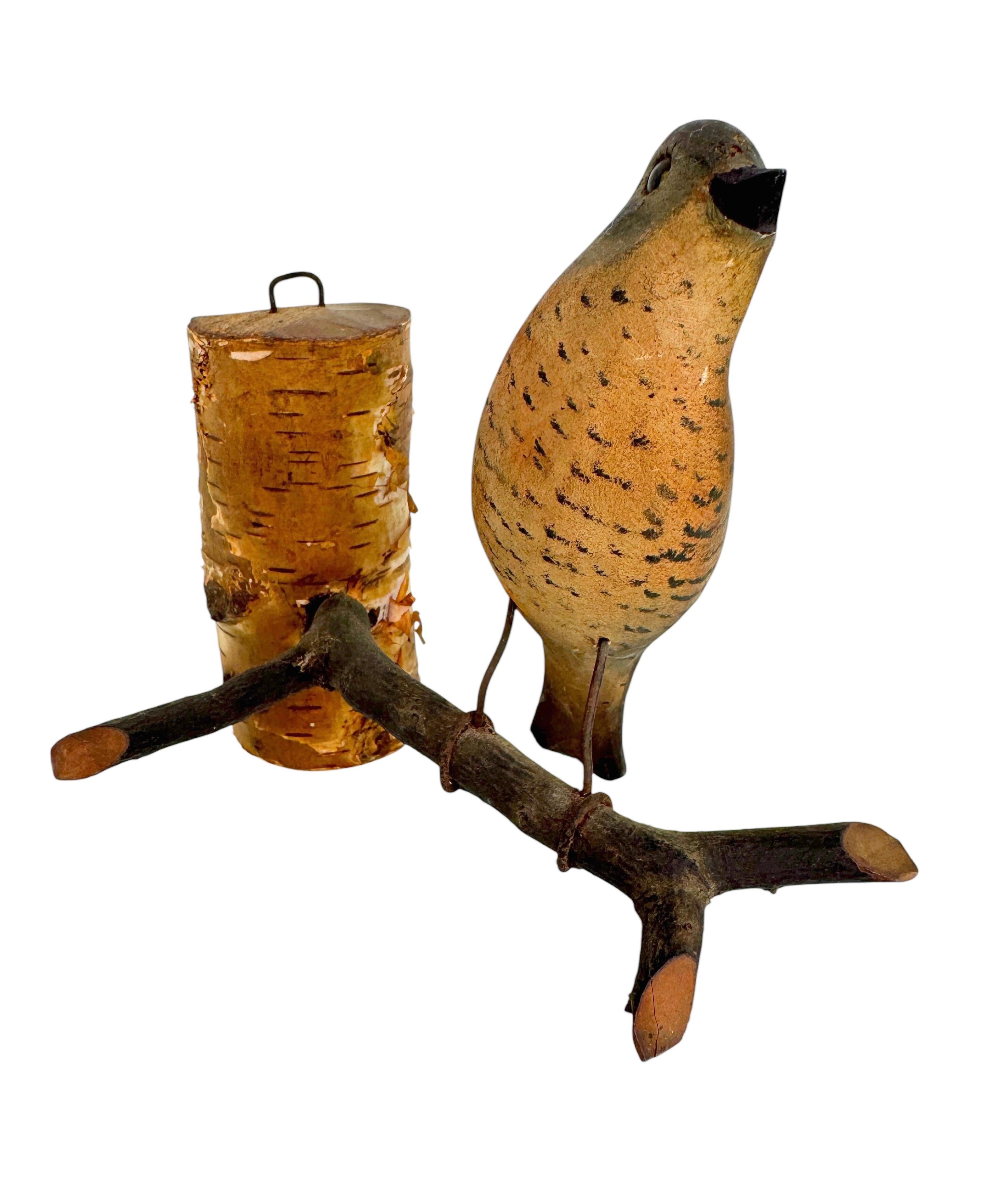 Un bel oiseau autrichien du 20e siècle, en bois sculpté, monté sur un support pour être suspendu. La tradition de ces oiseaux en Autriche, appelés 
