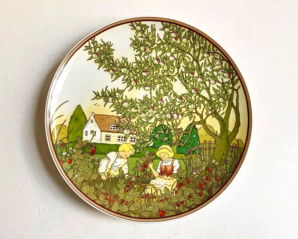 Elegant wall collectible plates by the famous German porcelain factory Villeroy & Boch.

Long ago discontinued.

The series is called The Seasons, painted according to the sketches of the artist Karin Blume. 

Bright colors of the painting,