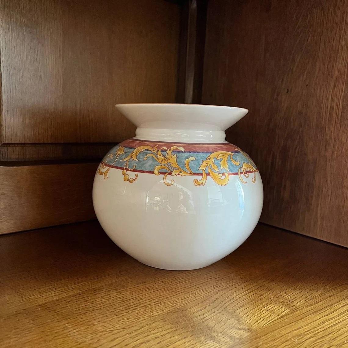 Vintage Villeroy and Boch vase.

A porcelain vase from the excellent Vivaldi collection is an incomparable accessory for the interior of your home. It will fill your bedroom or living room with coziness and beauty. Interesting design meets all the