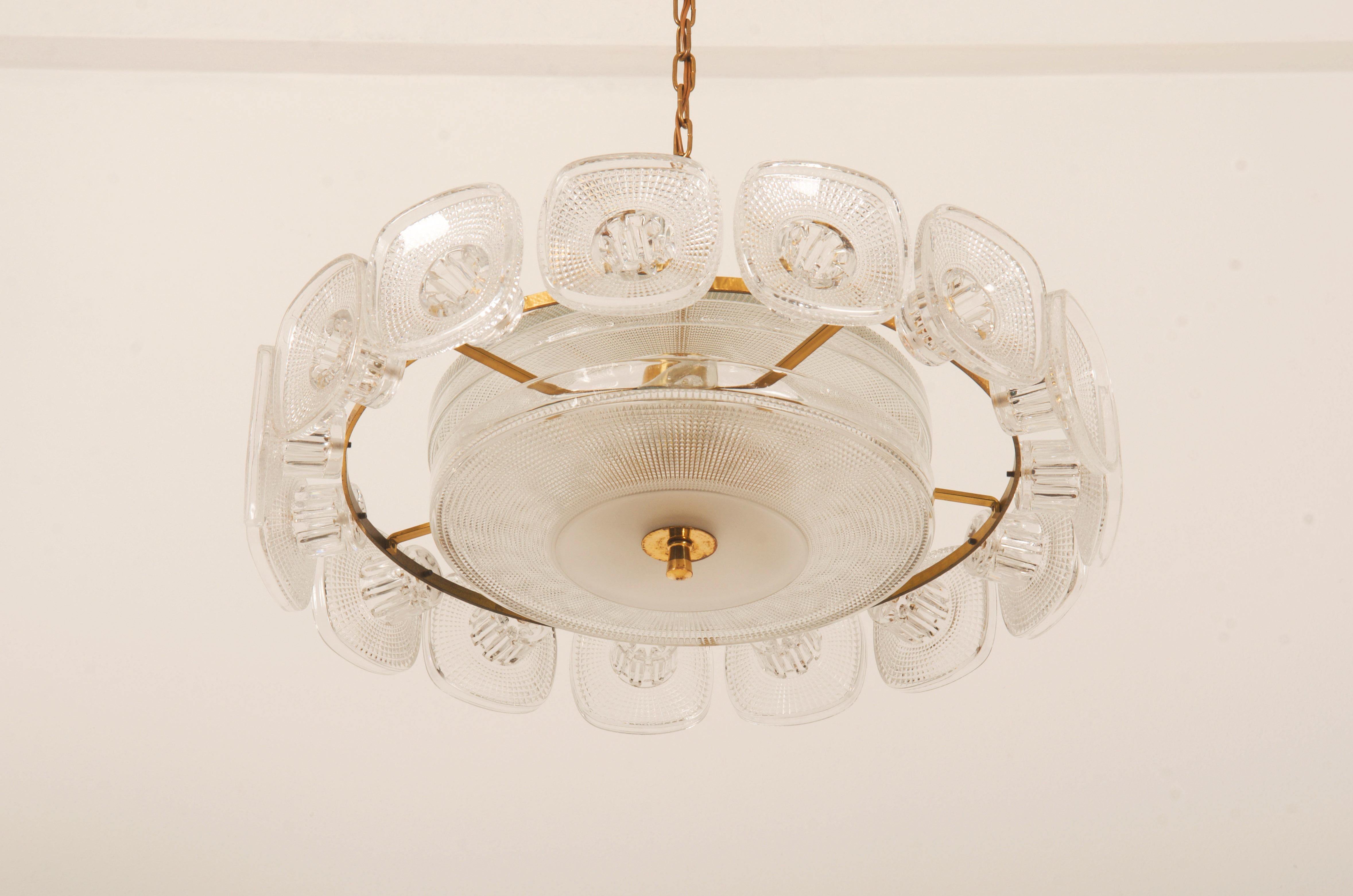 Beautiful Vineta Chandelier by Kjell Blomberg for Gullaskruf from the 1960s In Good Condition For Sale In Vienna, AT