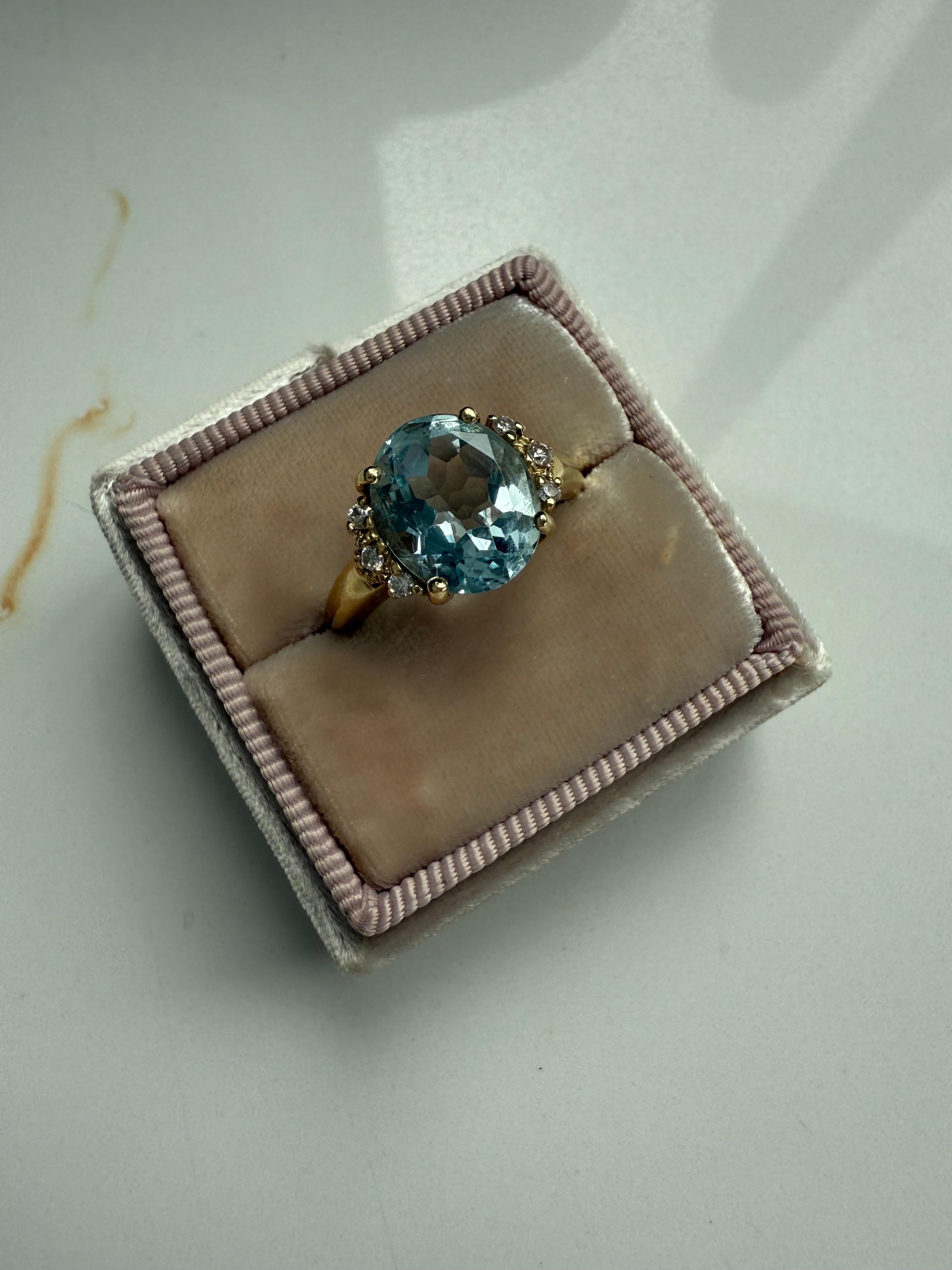 Beautiful Vintage 14K Yellow Gold Aquamarine  and Diamond Ring Engagement Ring. In Good Condition For Sale In San Francisco, CA