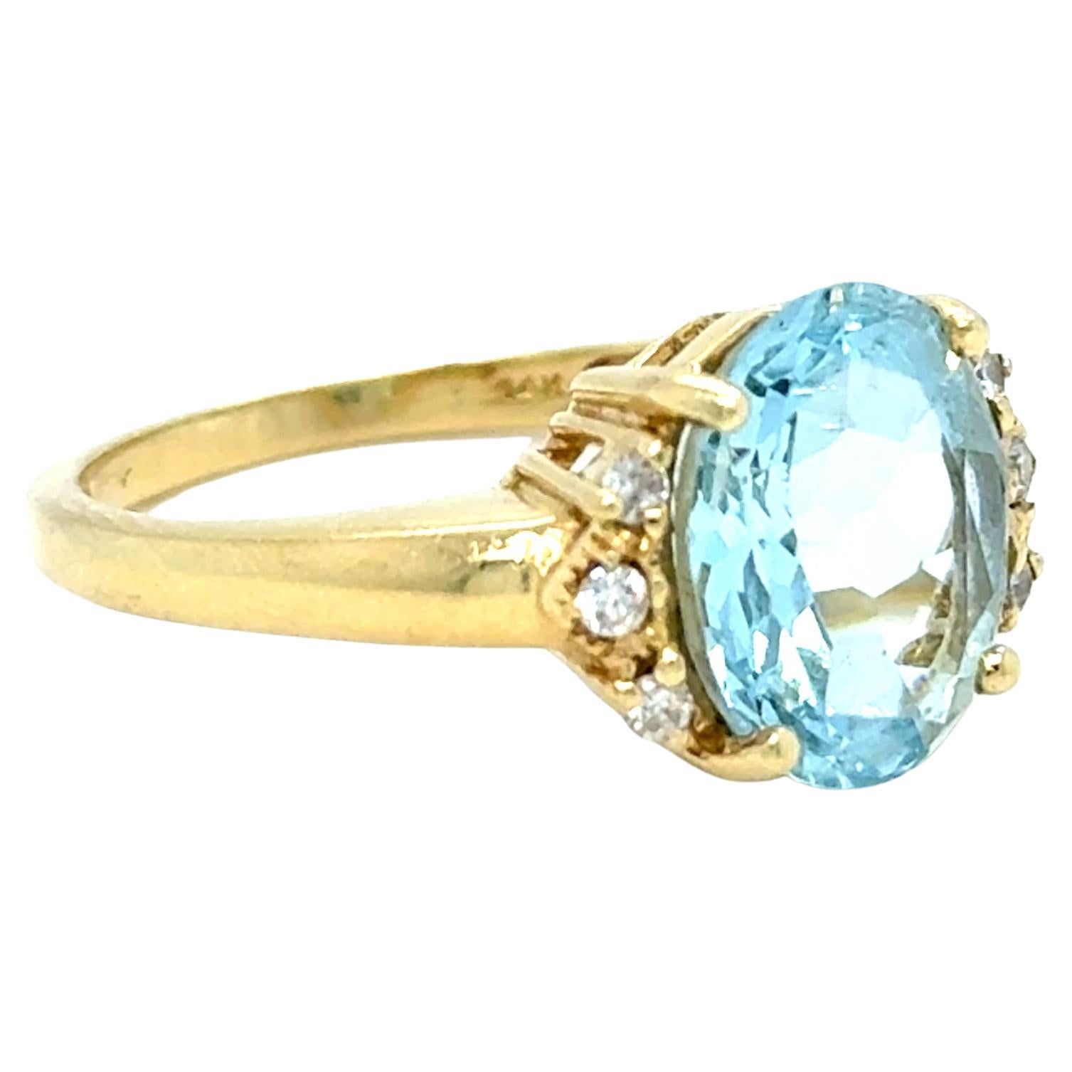 Beautiful Vintage 14K Yellow Gold Aquamarine  and Diamond Ring Engagement Ring. For Sale