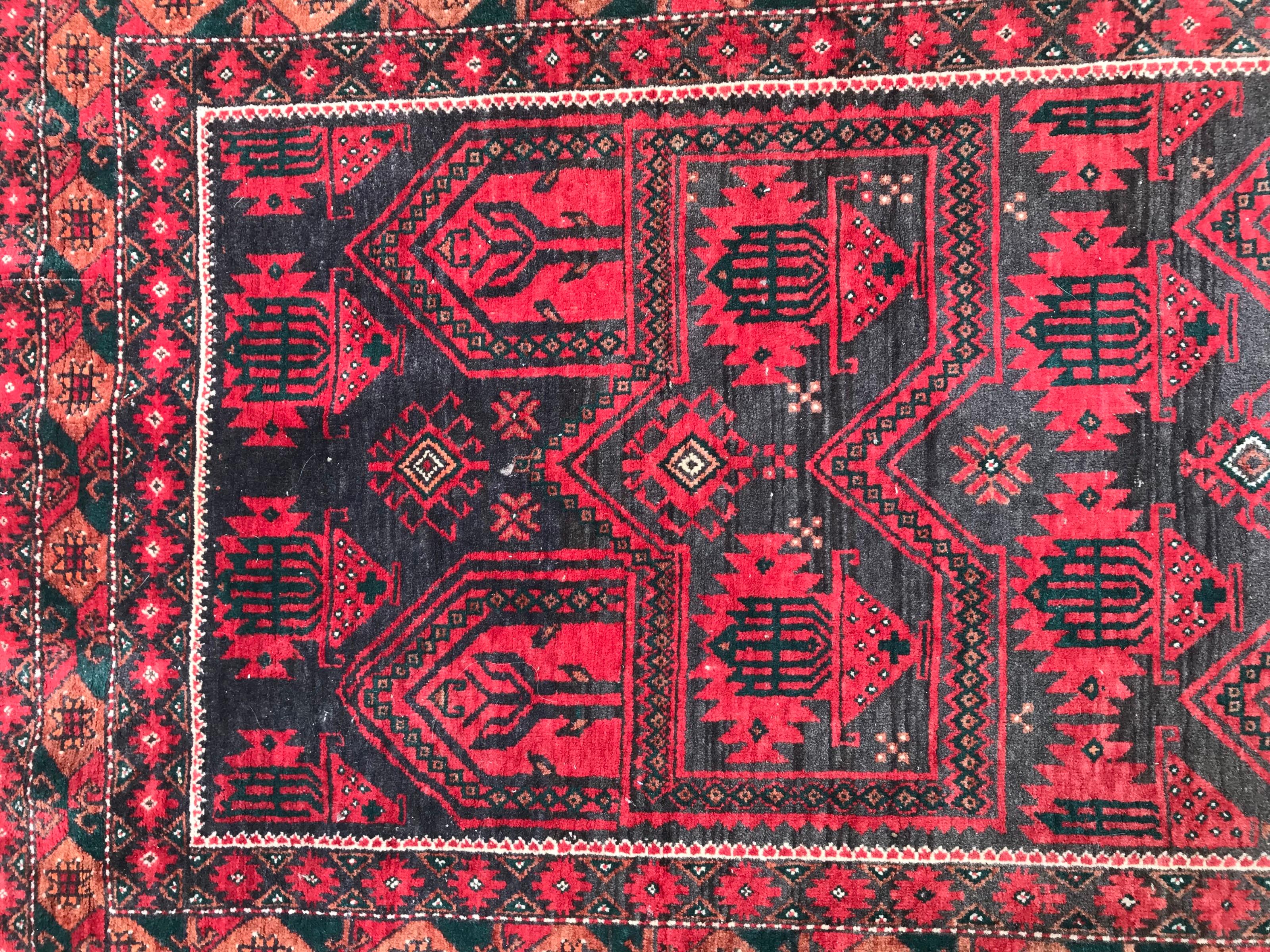 Tapis afghan turkmène Balutch du milieu du 20e siècle, avec un joli design tribal et un champ de couleur rouge, entièrement noué à la main, avec du velours de laine sur des fondations en coton.

✨✨✨
