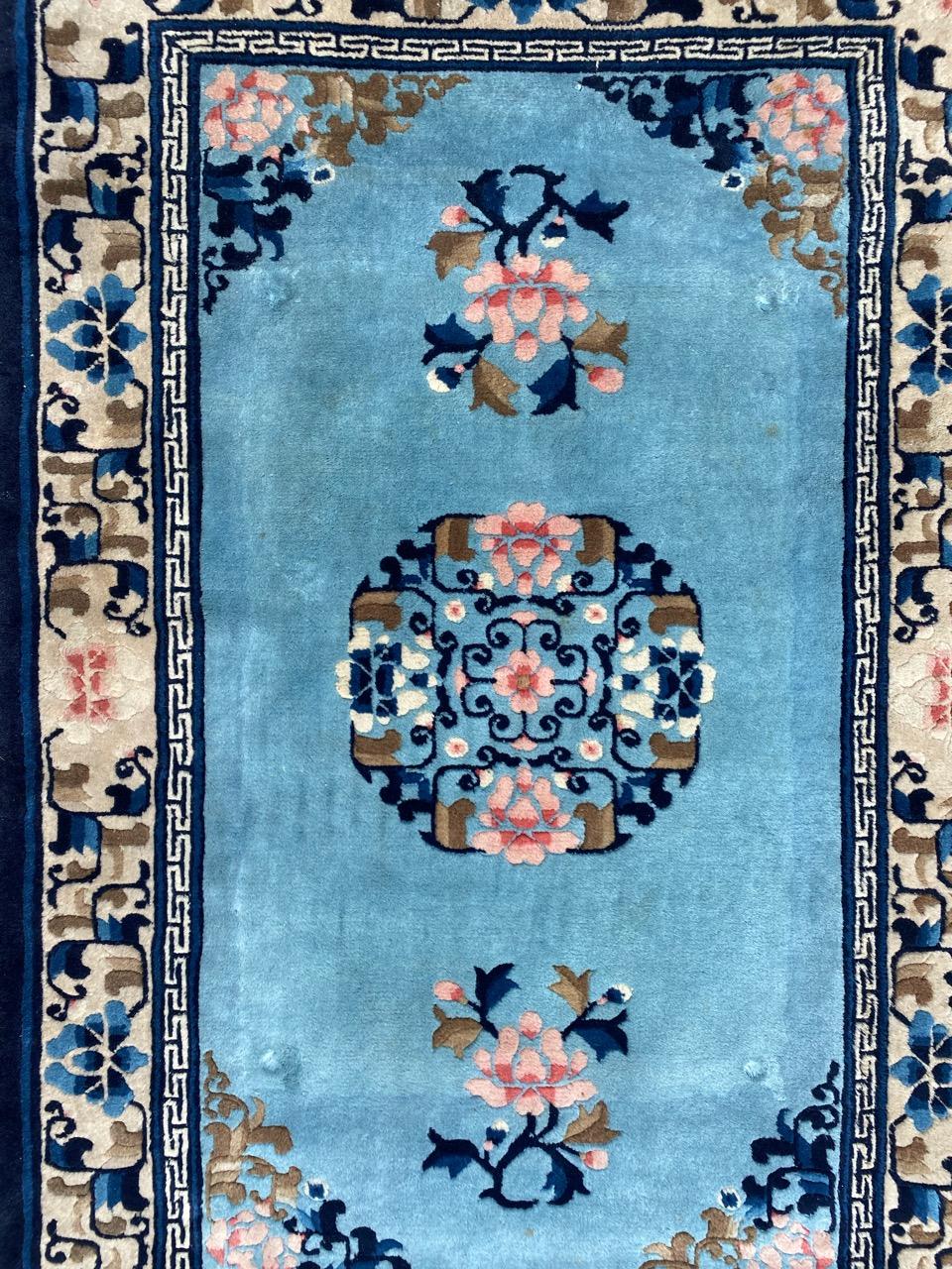 Joli petit tapis chinois de Pékin avec un beau design Art Déco chinois et de belles couleurs avec du bleu, entièrement noué à la main avec du velours de laine sur une base de coton.