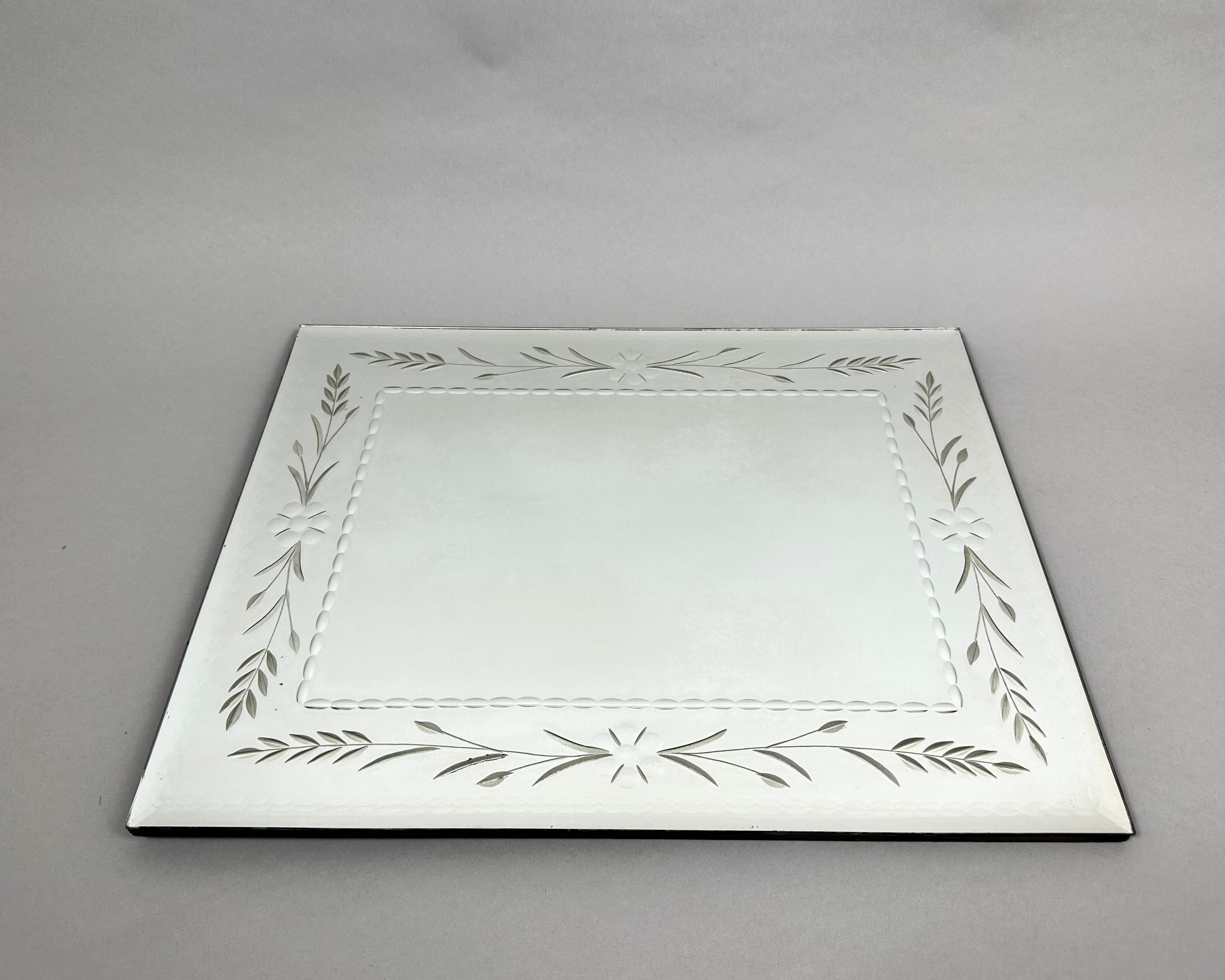 Vintage unframed wall mirror with a beautiful floral engraving on the edge.

Italy, 1990s

Carved and polished entirely by hand.

Very beautiful in reality.

This frameless square mirror is the perfect accent piece for your entryway, bathroom,