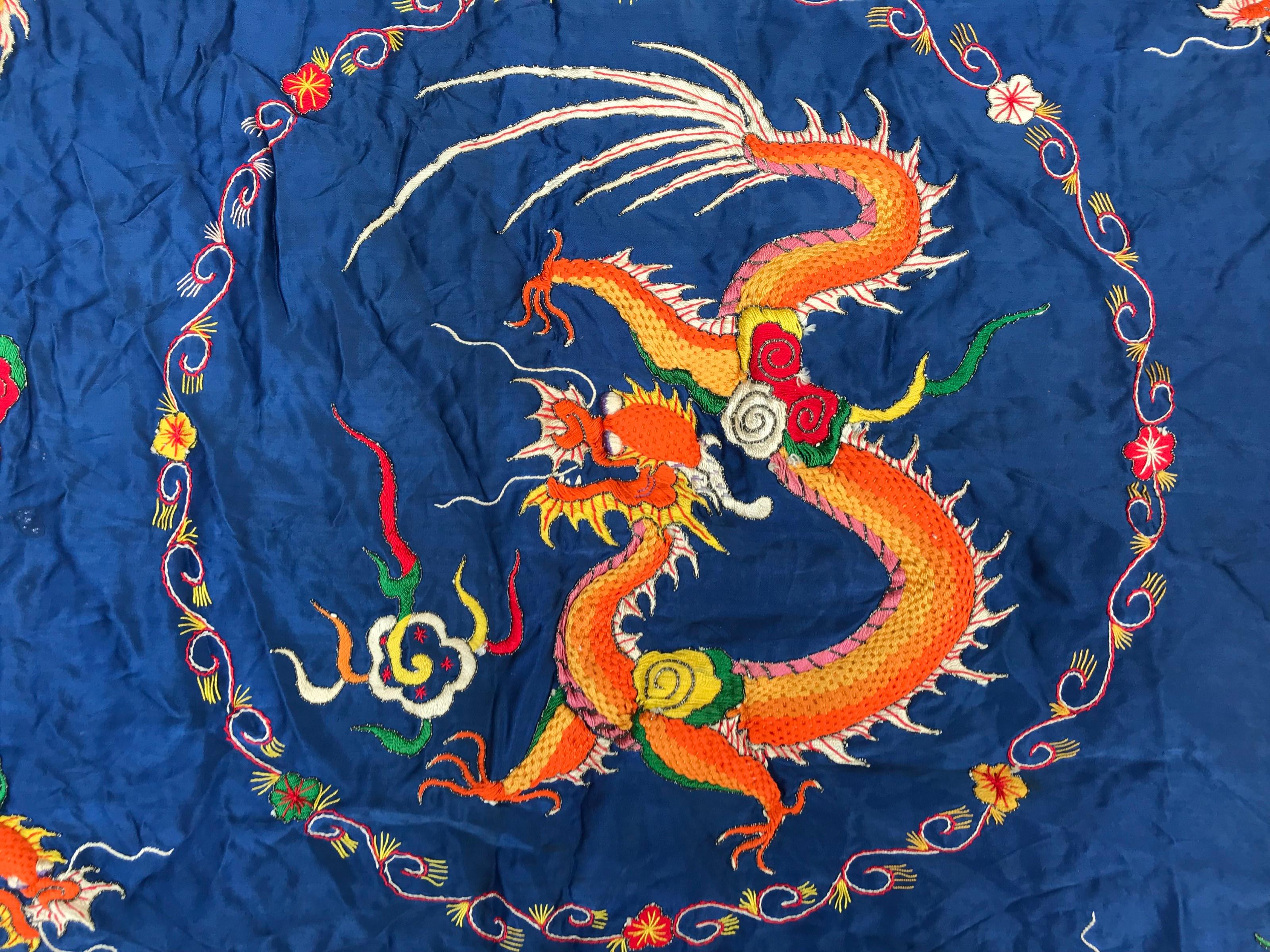 Hübsches Stickereipaneel mit Drachenmotiv, vollständig von Hand mit Seide auf Seide gestickt 
Die Drachen sind als Relief gestaltet.