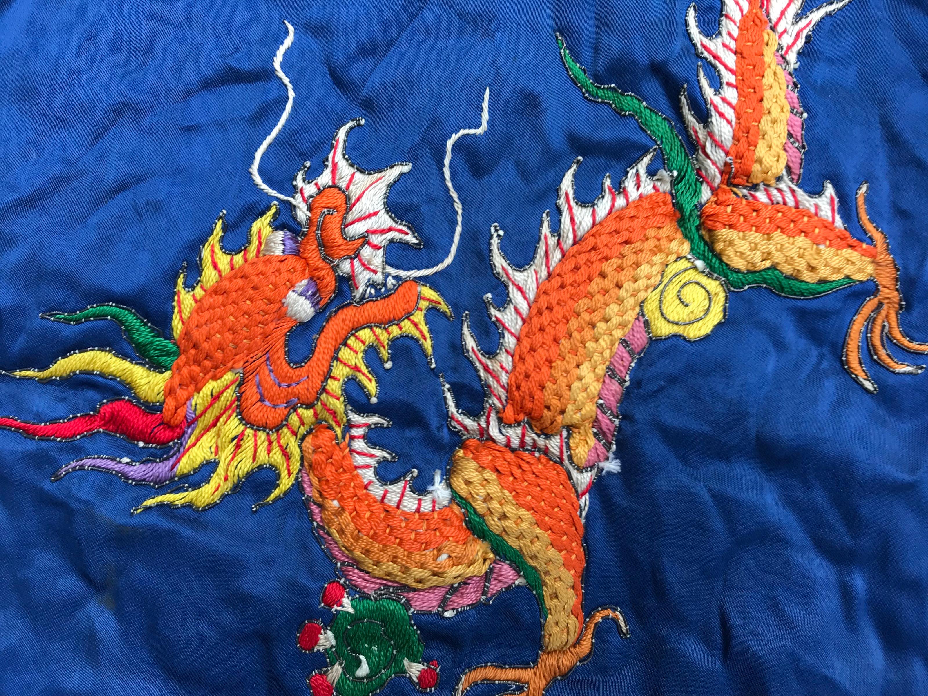 Beautiful Vintage Asian Dragon Embroidery In Good Condition For Sale In Saint Ouen, FR