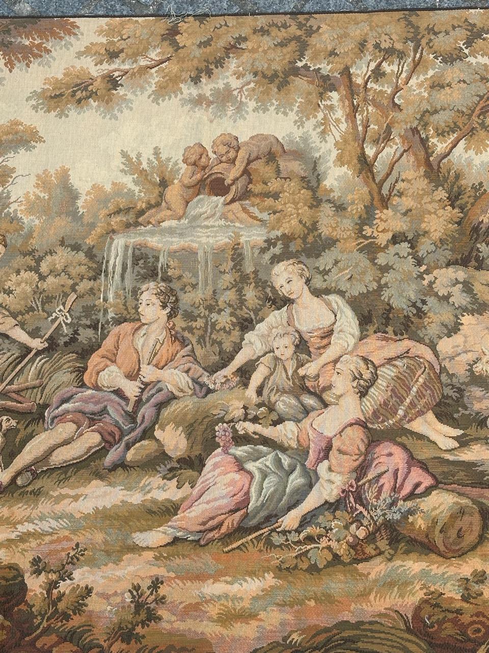 Exquisiter Wandteppich aus der zweiten Hälfte des 20. Jahrhunderts mit dem Motiv einer Familie am Strand. Das bezaubernde Stück zeigt eine Szene mit drei Frauen, einem Kind und einem Mann sowie einigen Tieren in einem von Flüssen umgebenen Wald. Mit