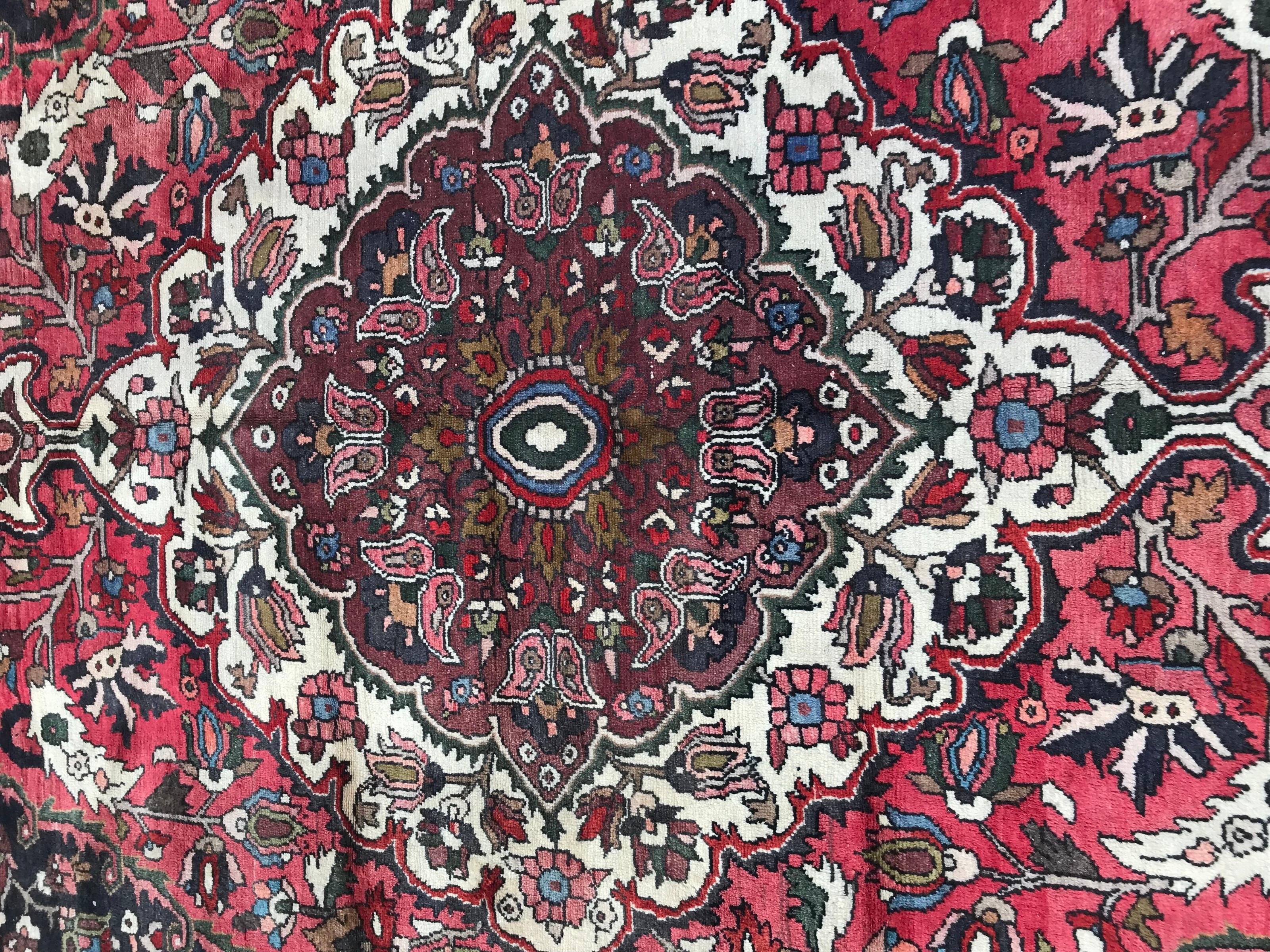 Bel tappeto della metà del XX secolo con un bellissimo disegno floreale e colori rosso, blu, verde e rosa, interamente annodato a mano con lana su base di cotone.