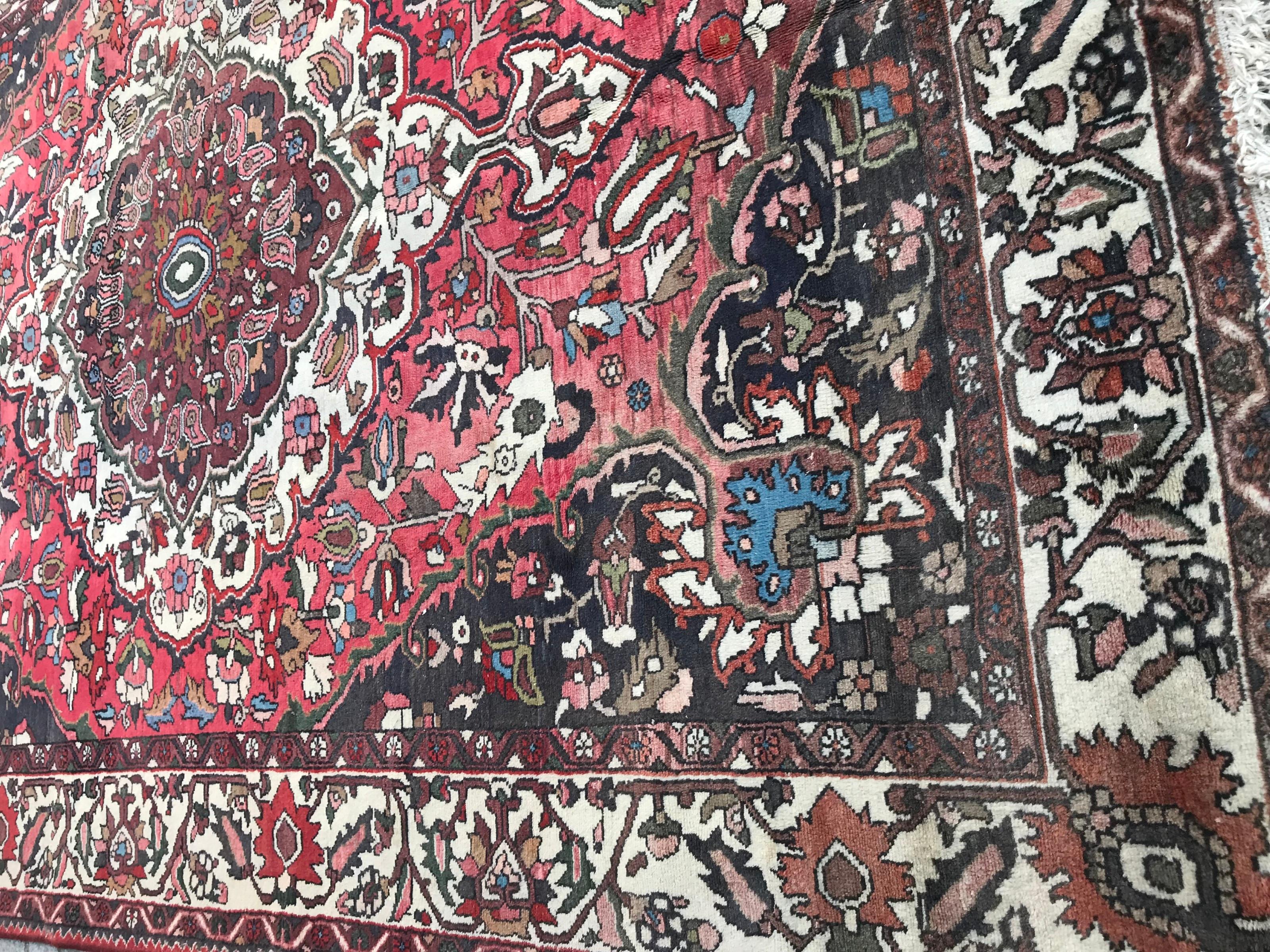 Bellissimo tappeto vintage Bakhtiar annodato a mano in vendita 1