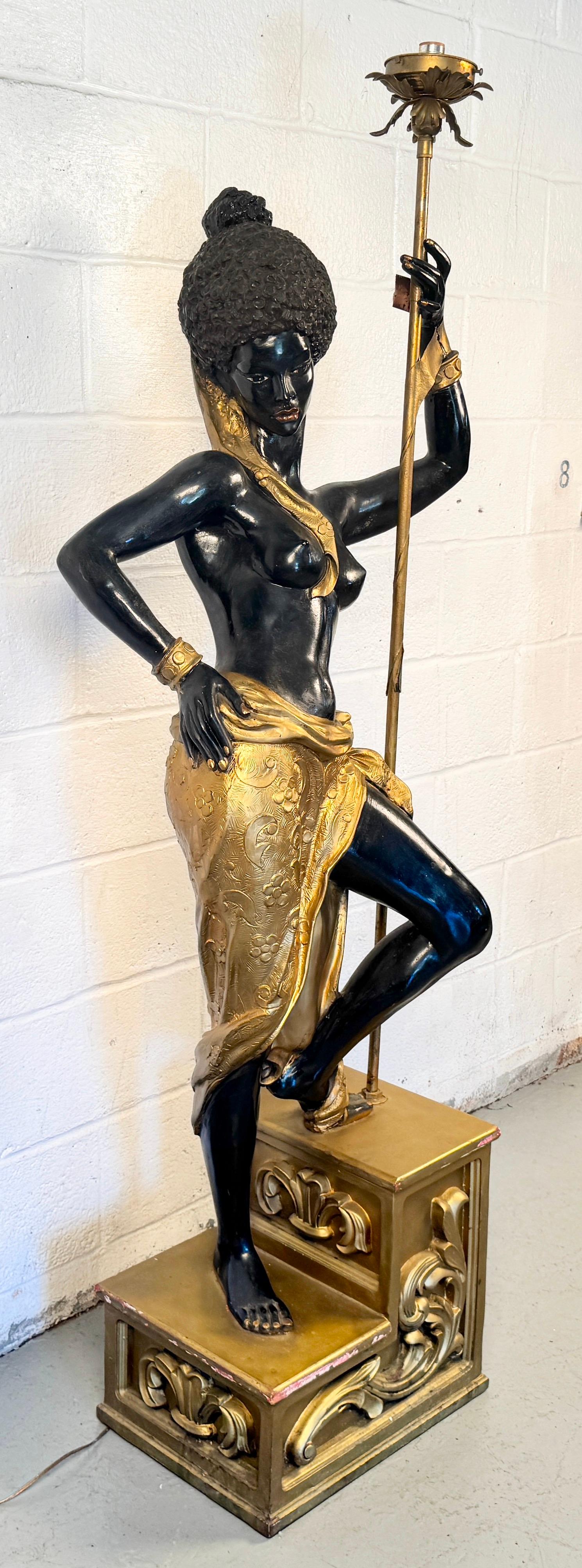 Entra nel mondo glamour dell'arredamento di metà secolo con questa lampada da terra vintage Blackamoor, che raffigura con eleganza una ballerina di pole dance che sale le scale.

Si prega di confermare la posizione del venditore (NY o NJ).
.