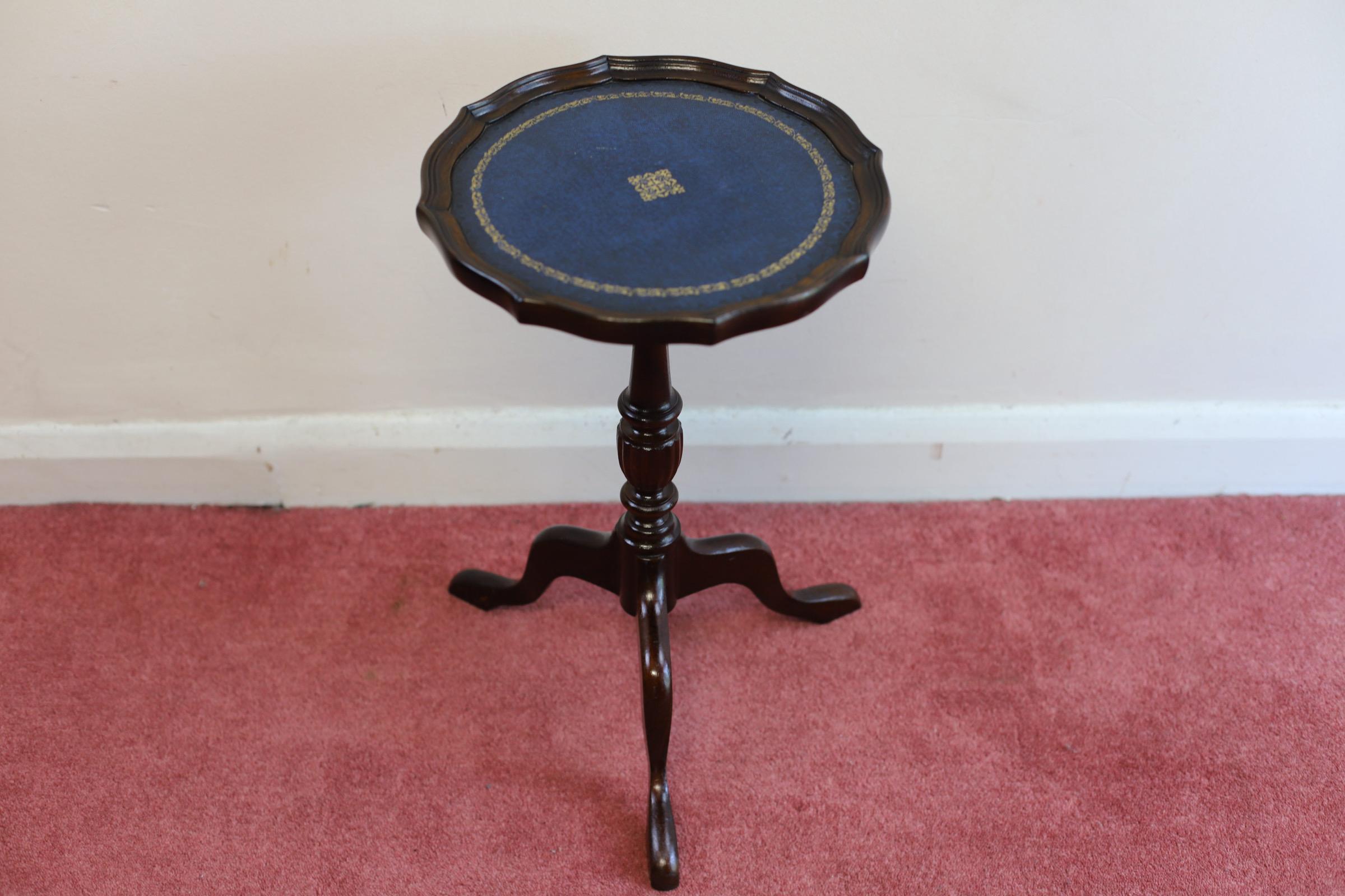 We delight to offer for sale this beautiful vintage oak and lblue leather topped tripod table . Don't hesitate to contact me if you have any questions. Please have a closer look at the pictures because they form part of the description. 
Dimensions
