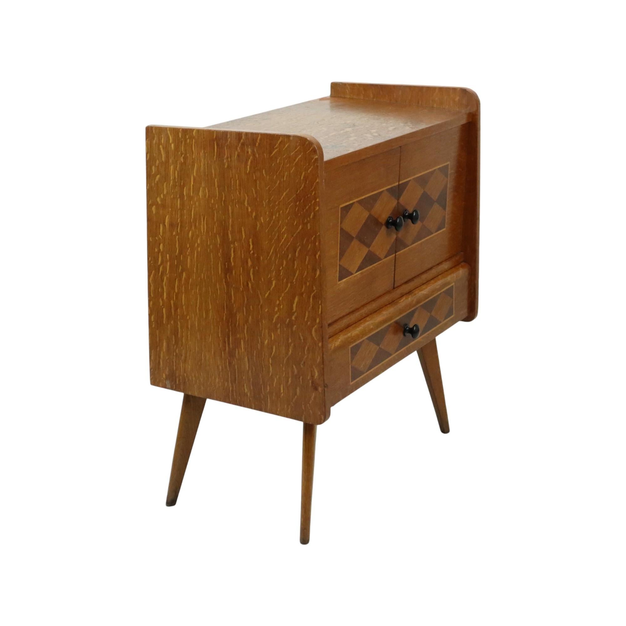 Precioso armario vintage con diseño escandinavo en damero 3