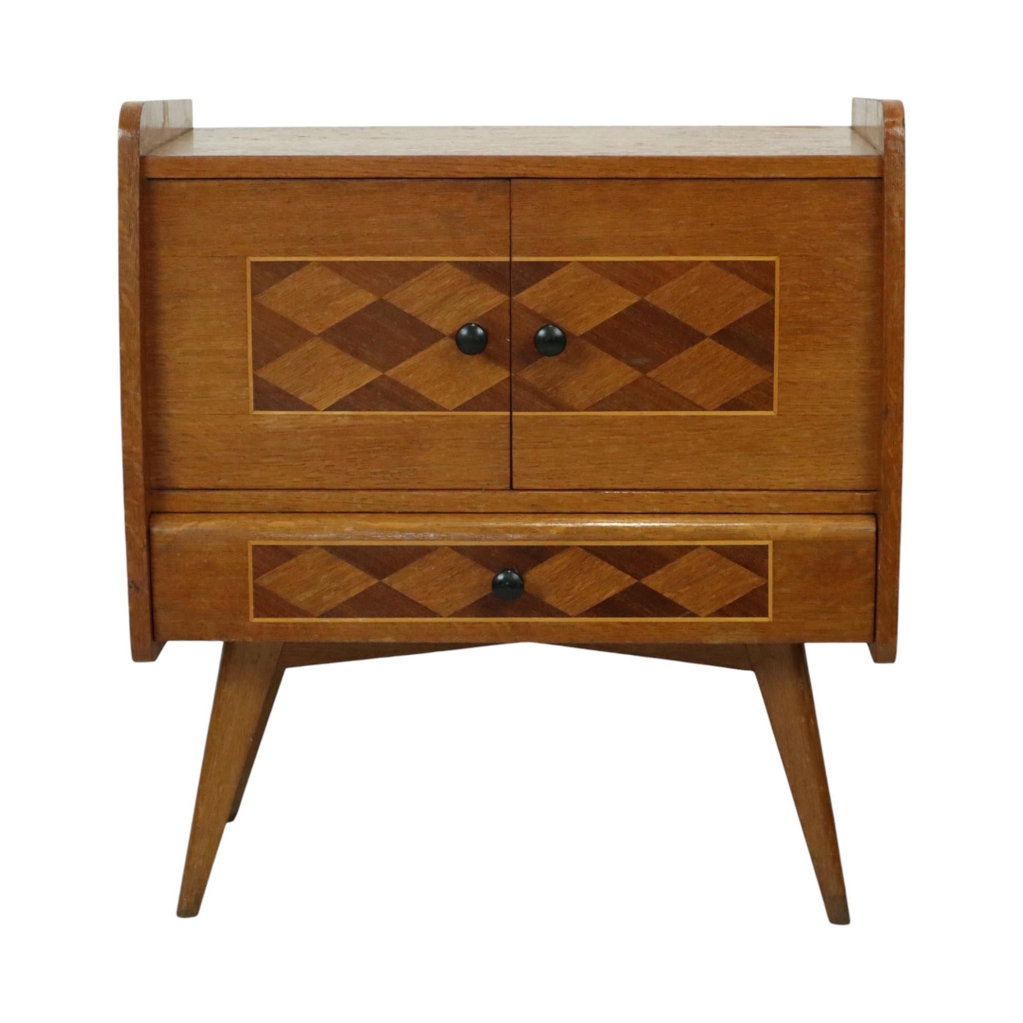 Precioso armario vintage de diseño escandinavo, este bonito armario de alta calidad tiene 1 cajón y 2 puertas, años 50-60, origen desconocido.

Este objeto es de alta calidad, está hecho de madera de roble y chapa de roble sobre madera de pino. En