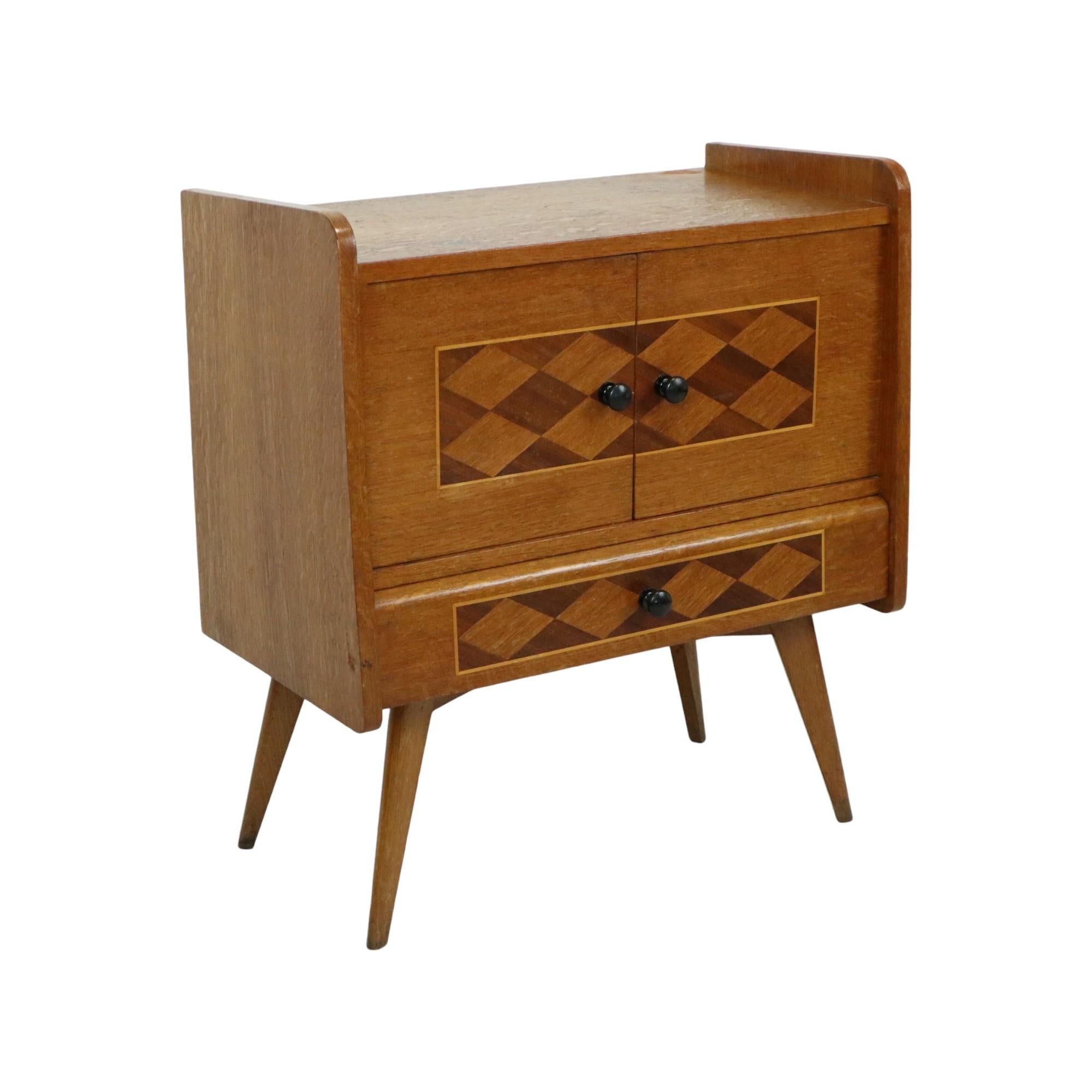 Precioso armario vintage con diseño escandinavo en damero Escandinavo moderno