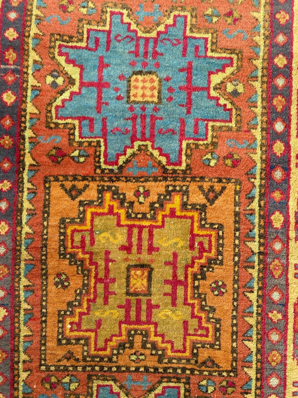 Joli tapis du milieu du siècle avec un beau design géométrique et de belles couleurs, entièrement noué à la main avec du velours de laine sur une base de coton.