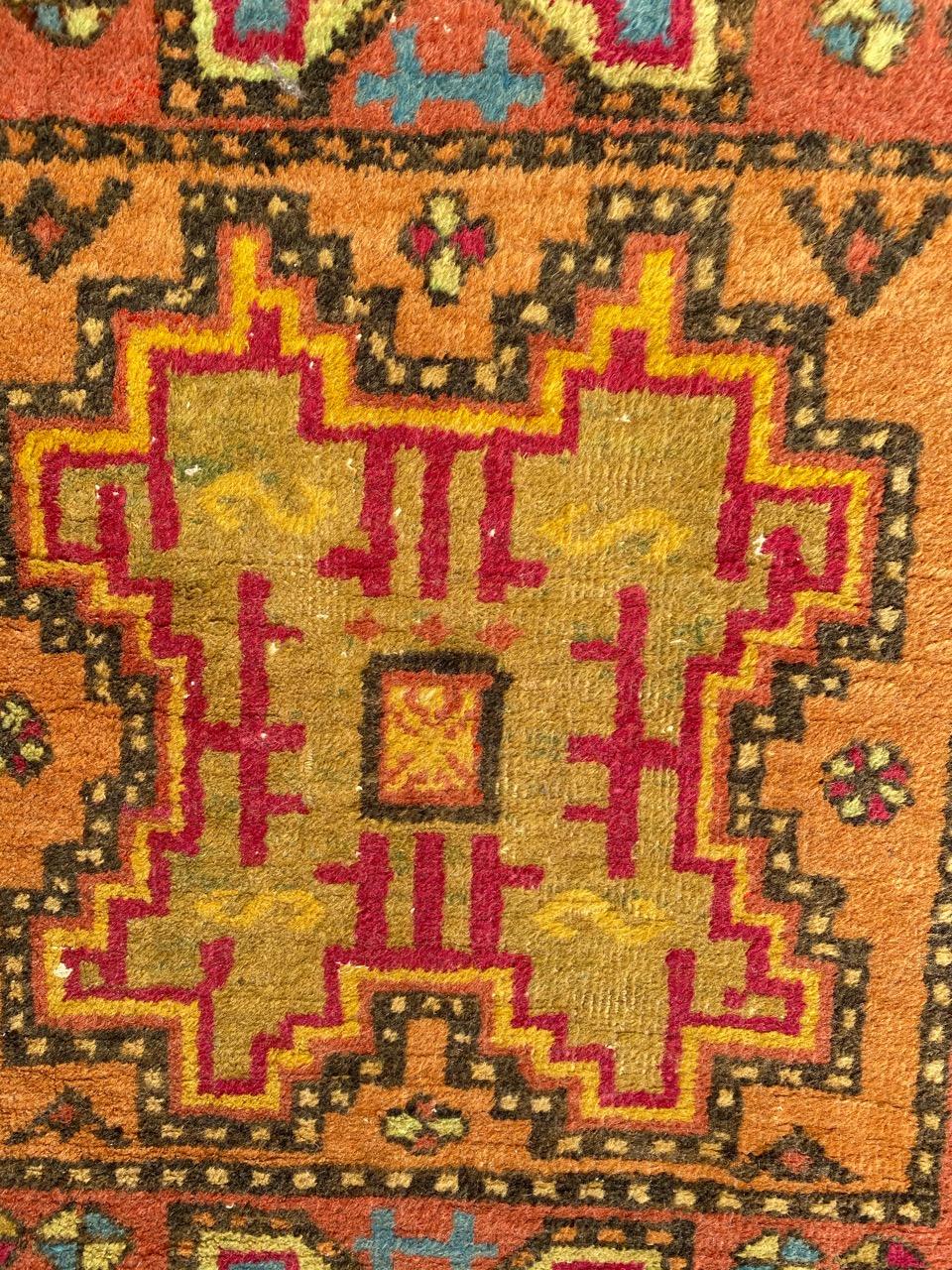 Schöner kaukasischer Vintage- Sinkiang-Teppich im Schirwan-Design im Zustand „Gut“ im Angebot in Saint Ouen, FR