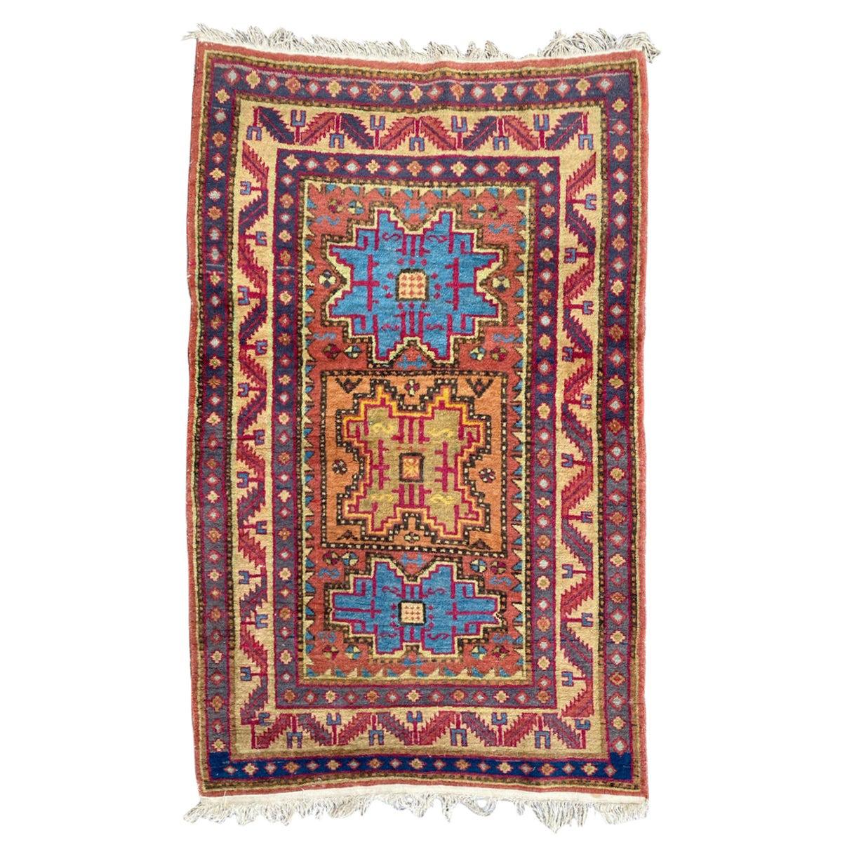 Schöner kaukasischer Vintage- Sinkiang-Teppich im Schirwan-Design im Angebot