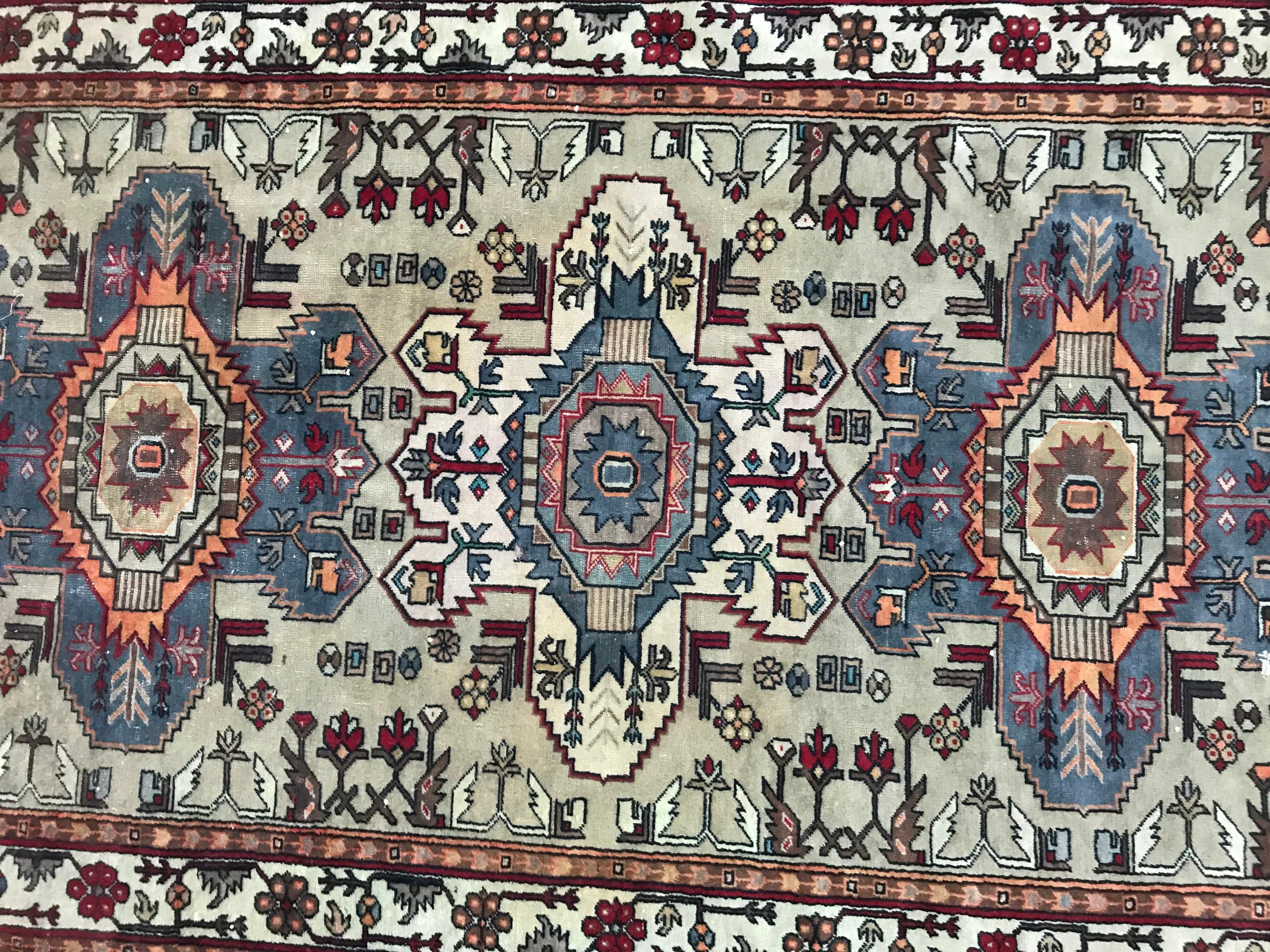 Tapis caucasien du milieu du 20e siècle, avec un design/One et des couleurs claires, velours de laine sur fond de coton.

✨✨✨
