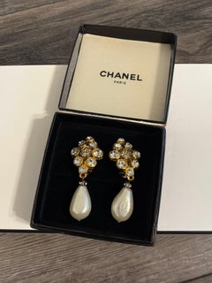 Magnifiques boucles d'oreilles à pince vintage Chanel en or, cristal et perles