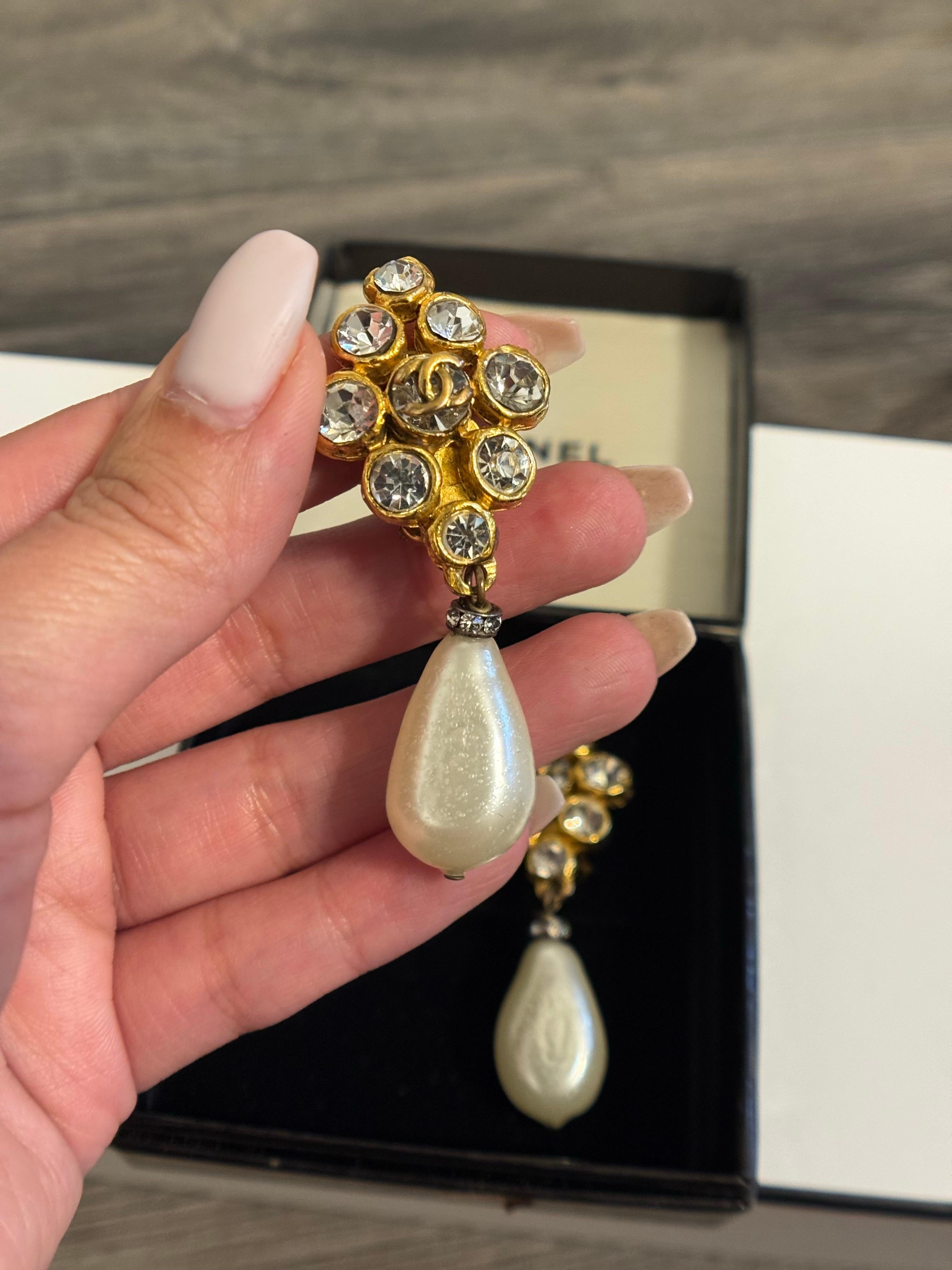 Beautiful Vintage Chanel Gold Crystal and Pearl Drop Clip On Earrings In Good Condition For Sale In Bellevue, WA