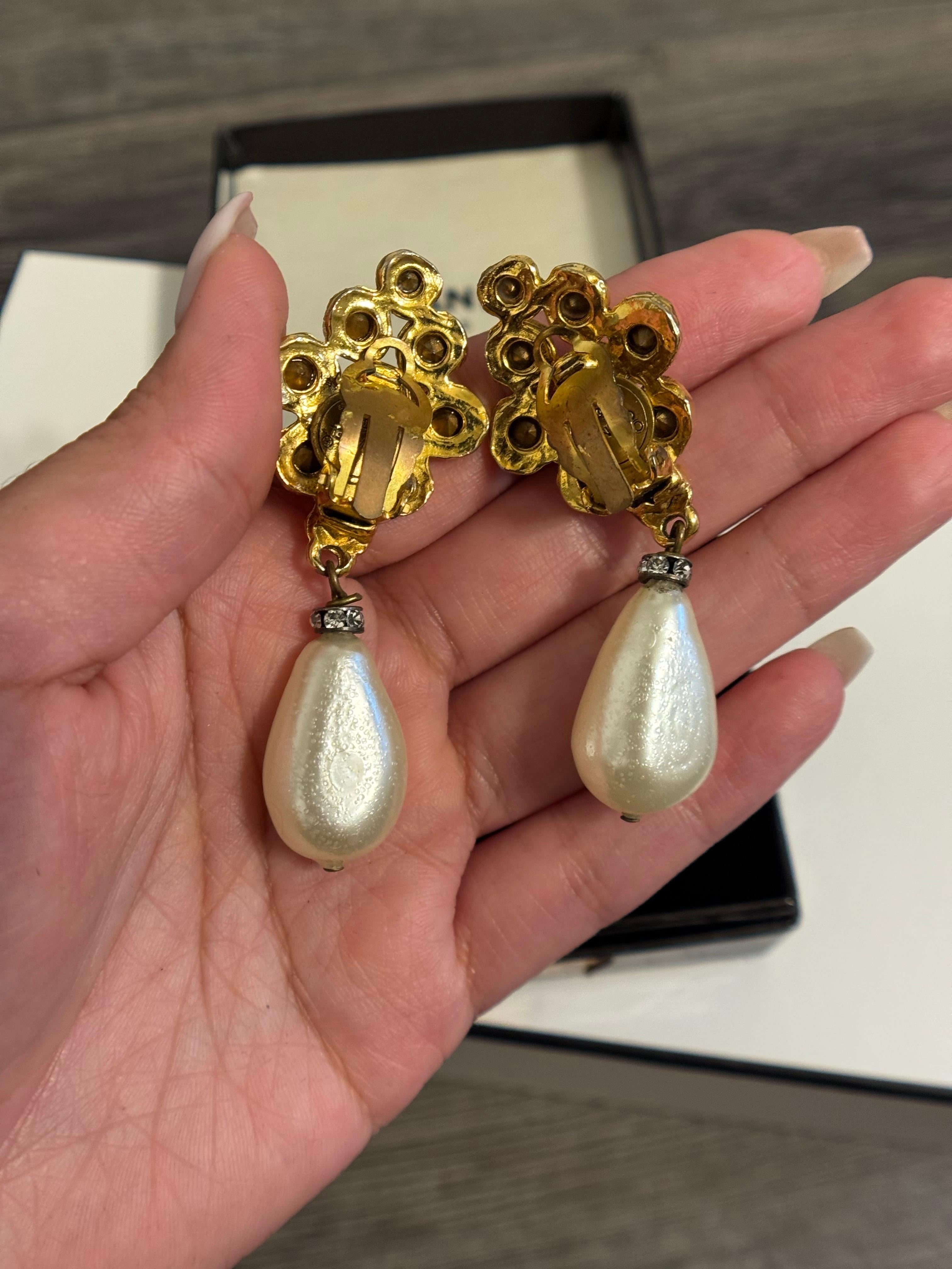 Women's or Men's Beautiful Vintage Chanel Gold Crystal and Pearl Drop Clip On Earrings For Sale