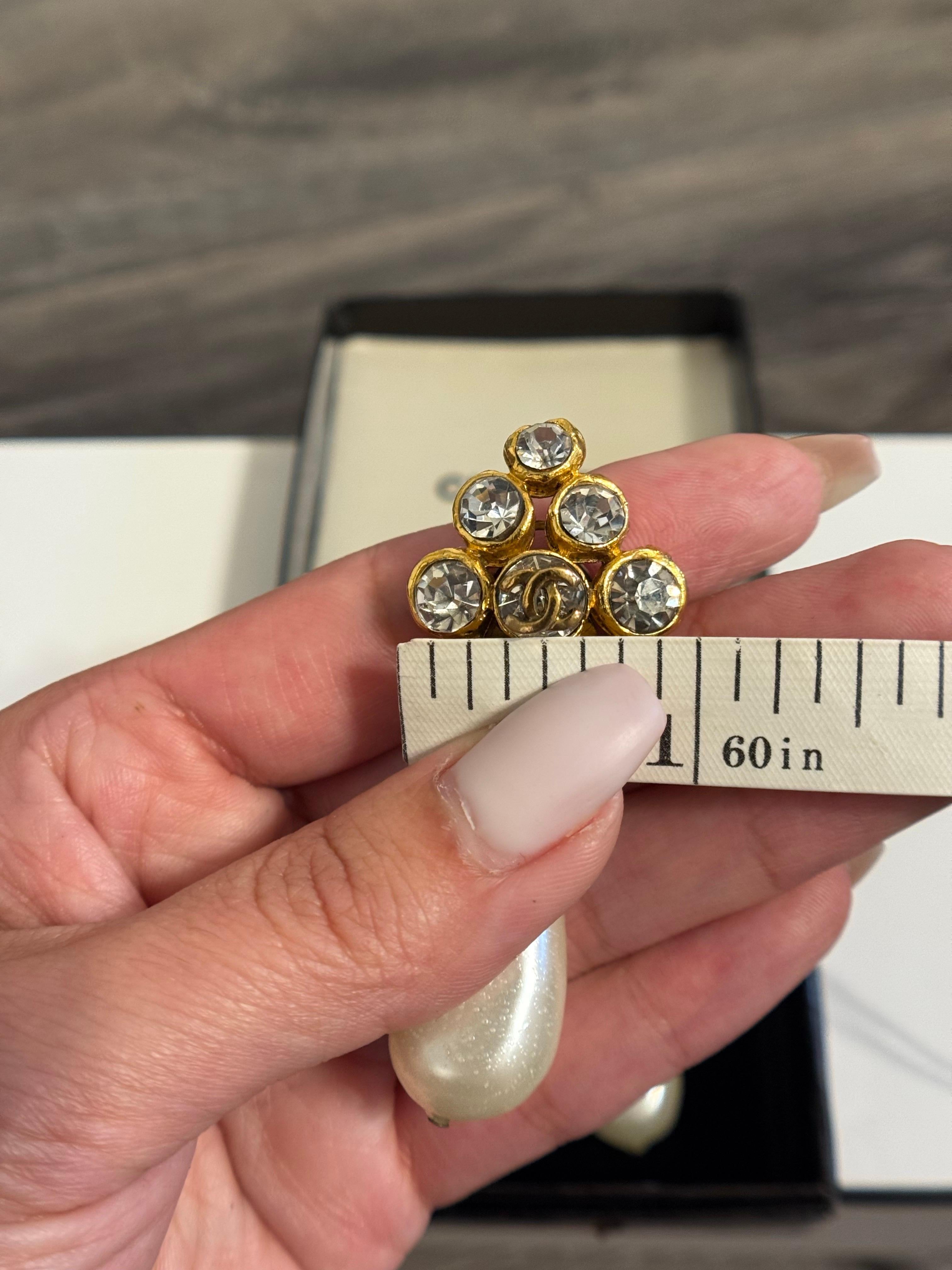 Beautiful Vintage Chanel Gold Crystal and Pearl Drop Clip On Earrings For Sale 1