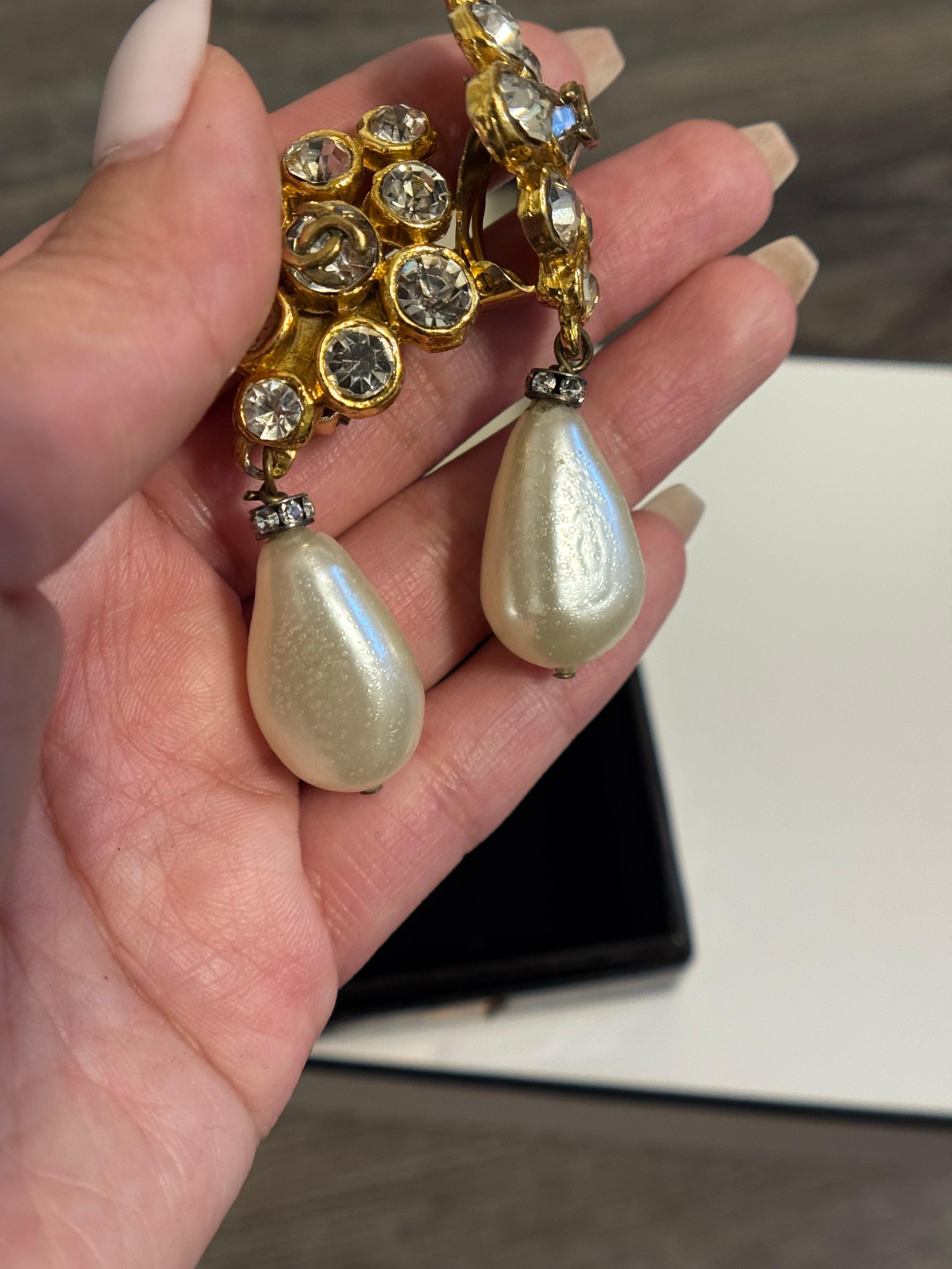 Beautiful Vintage Chanel Gold Crystal and Pearl Drop Clip On Earrings For Sale 3