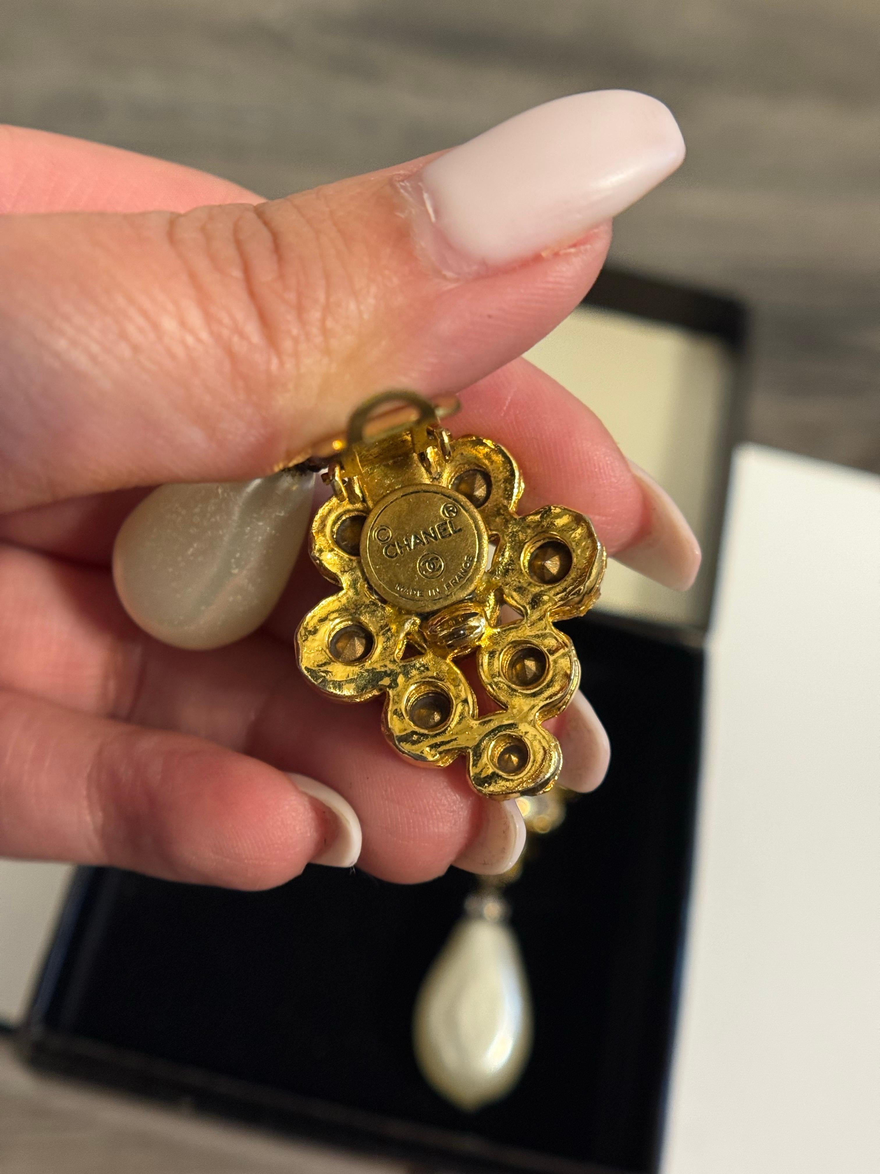 Beautiful Vintage Chanel Gold Crystal and Pearl Drop Clip On Earrings For Sale 4