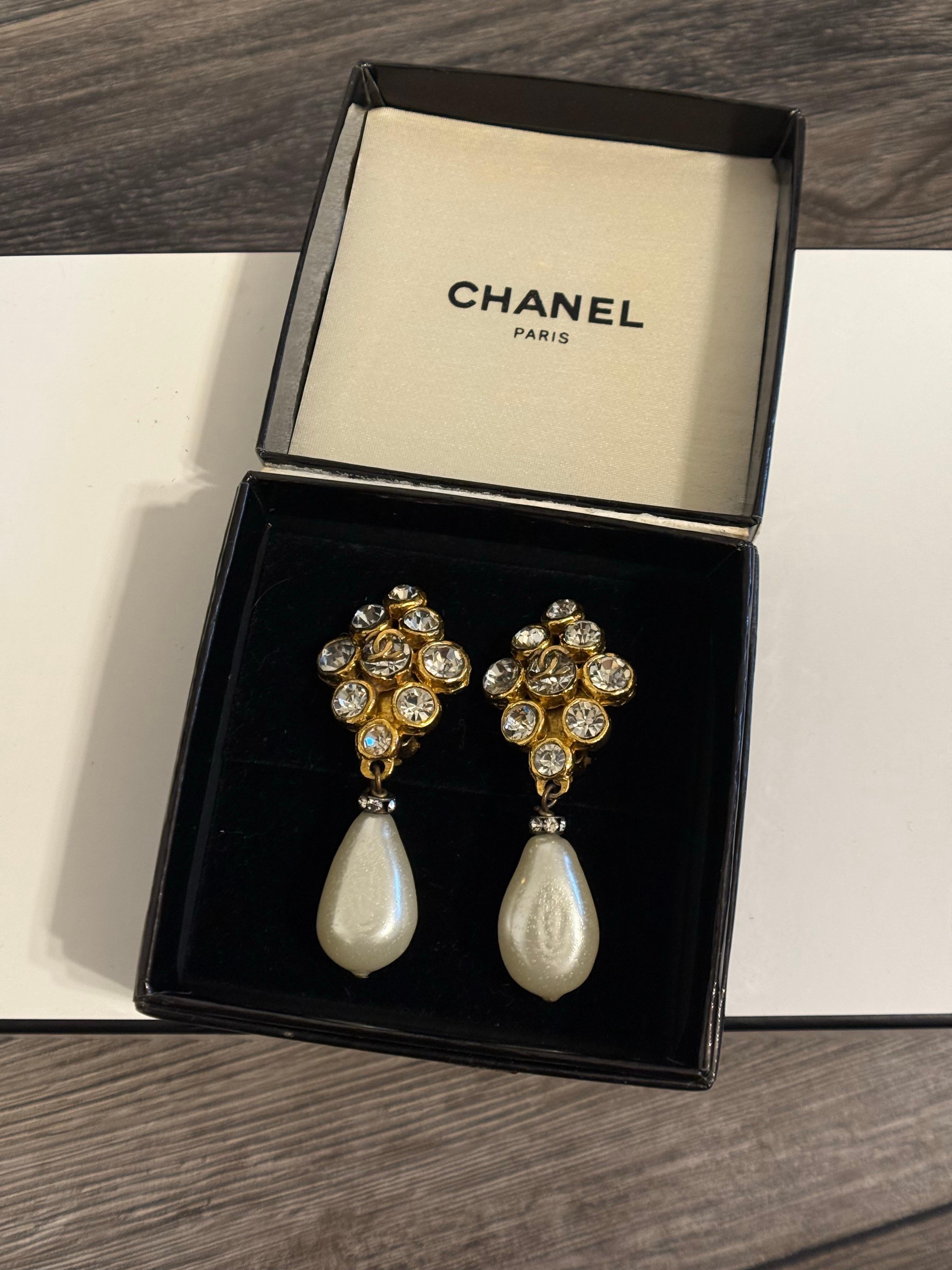 Beautiful Vintage Chanel Gold Crystal and Pearl Drop Clip On Earrings For Sale 5
