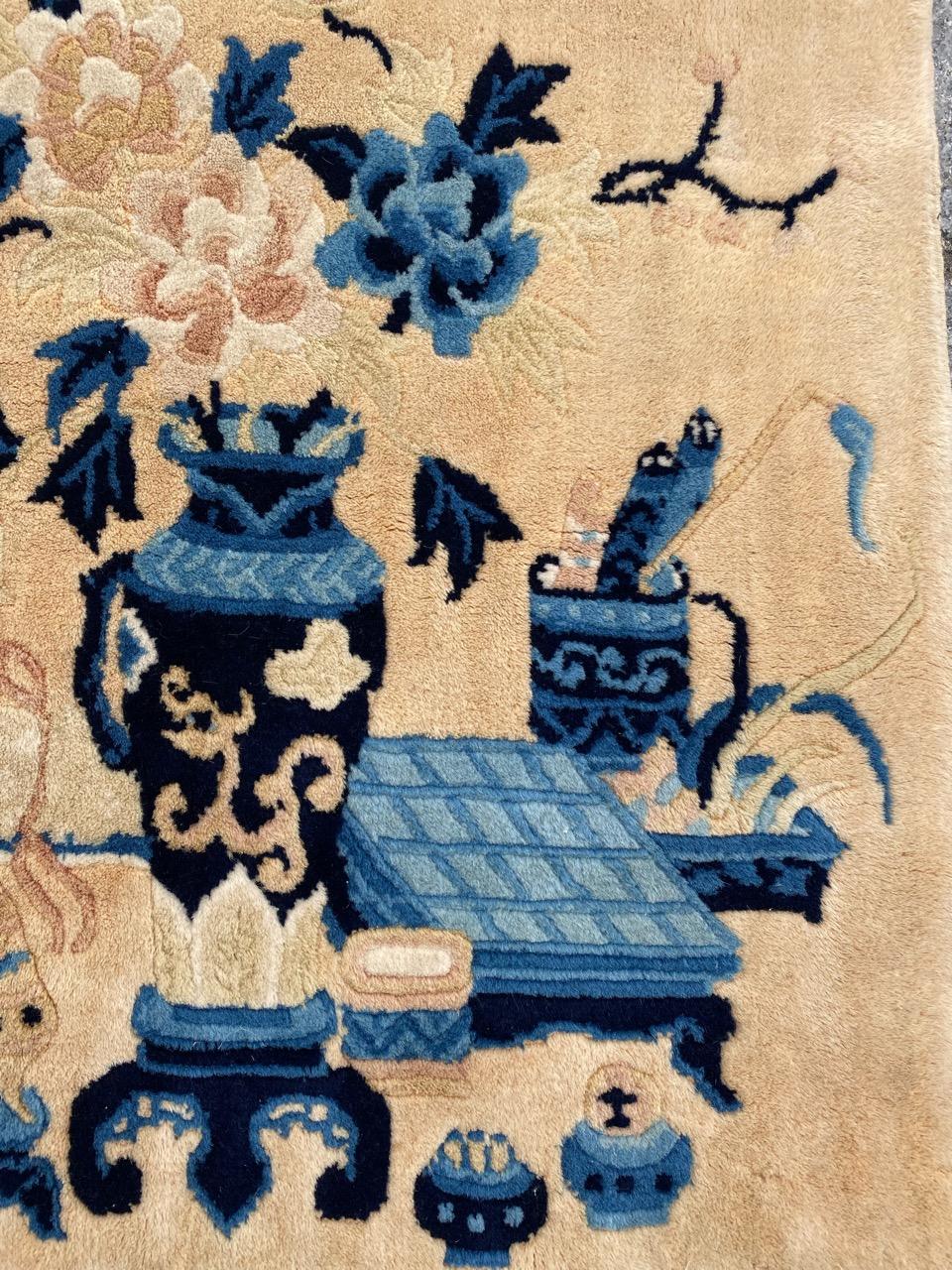 Exquisiter chinesischer Teppich aus Peking mit einem fesselnden Design und leuchtenden Farben. Sorgfältig handgeknüpft mit Wollsamt auf Baumwollbasis. Das komplizierte Muster mit Blumenvasen, Hockern, Tischen und Regalen fängt die Essenz eines