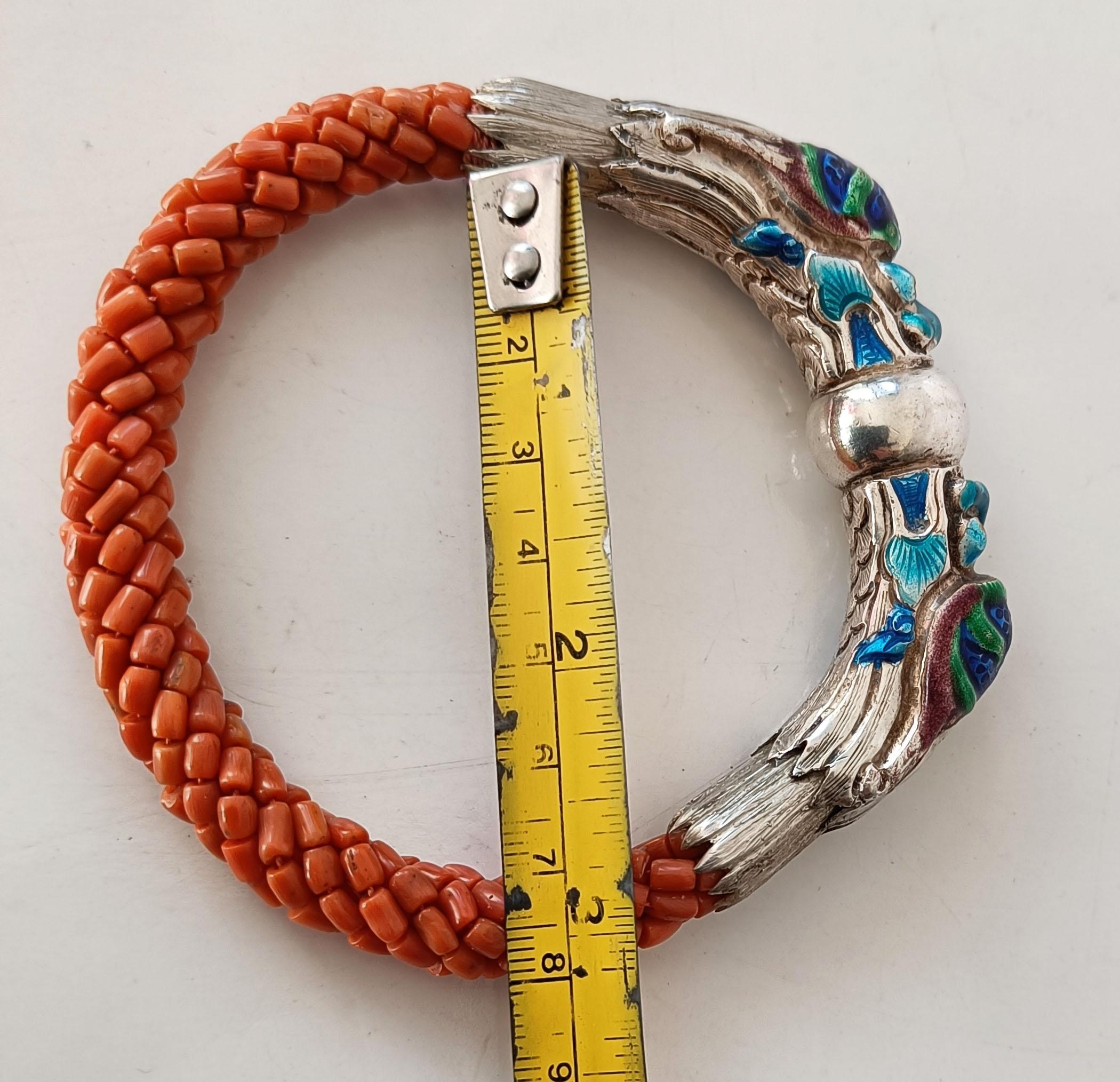 Martelé Magnifique bracelet dragon ethnique chinois vintage en argent émaillé et corail en vente