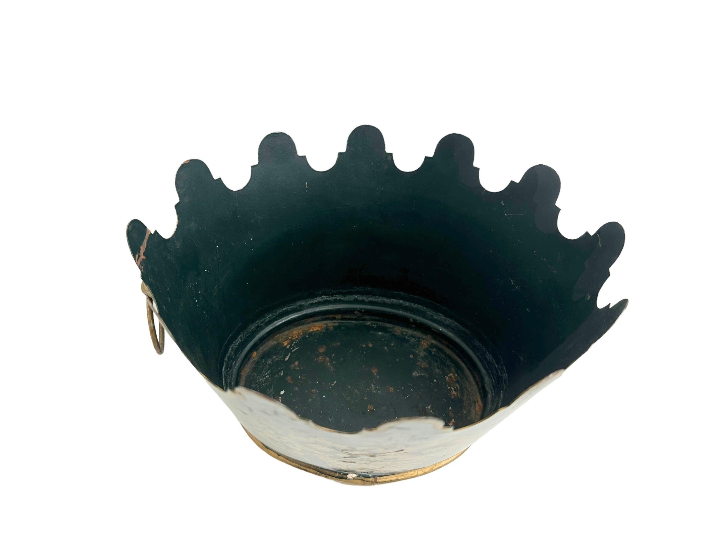 Questa inserzione riguarda un bellissimo Cachepot d'epoca. Realizzato in metallo con un simpatico design. Sfondo nero con dettagli dorati. Perfetto da usare con i fiori con un piattino o come accento decorativo. Si tratta di un articolo usato, per