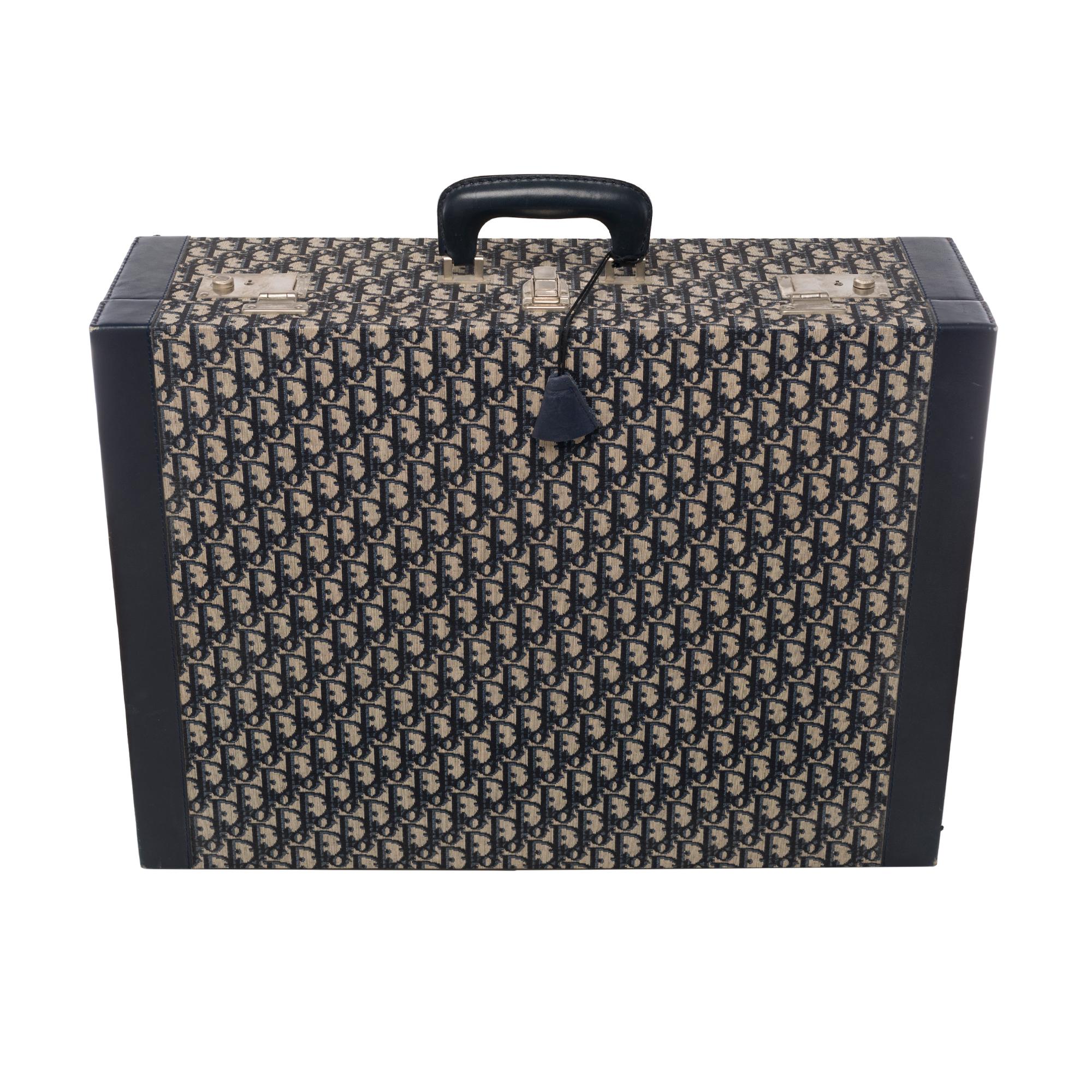 Vintage suitcase in oblique Dior canvas and navy leather, silver metal trim.
Handle in navy leather.
Interior in beige canvas.
Dimensions: 60 x 44 x 18cm.
Good vintage condition with usage marks on leather, canvas and hardware