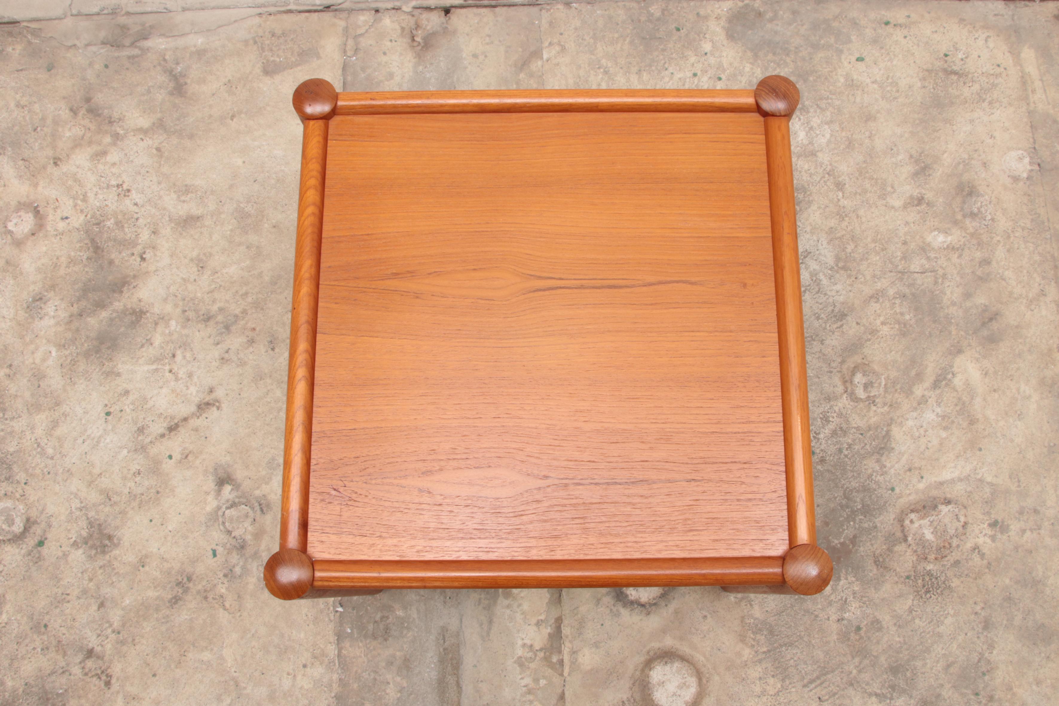 Beautiful Vintage Coffee Table Made of Teak, 1960 Denmark For Sale 2