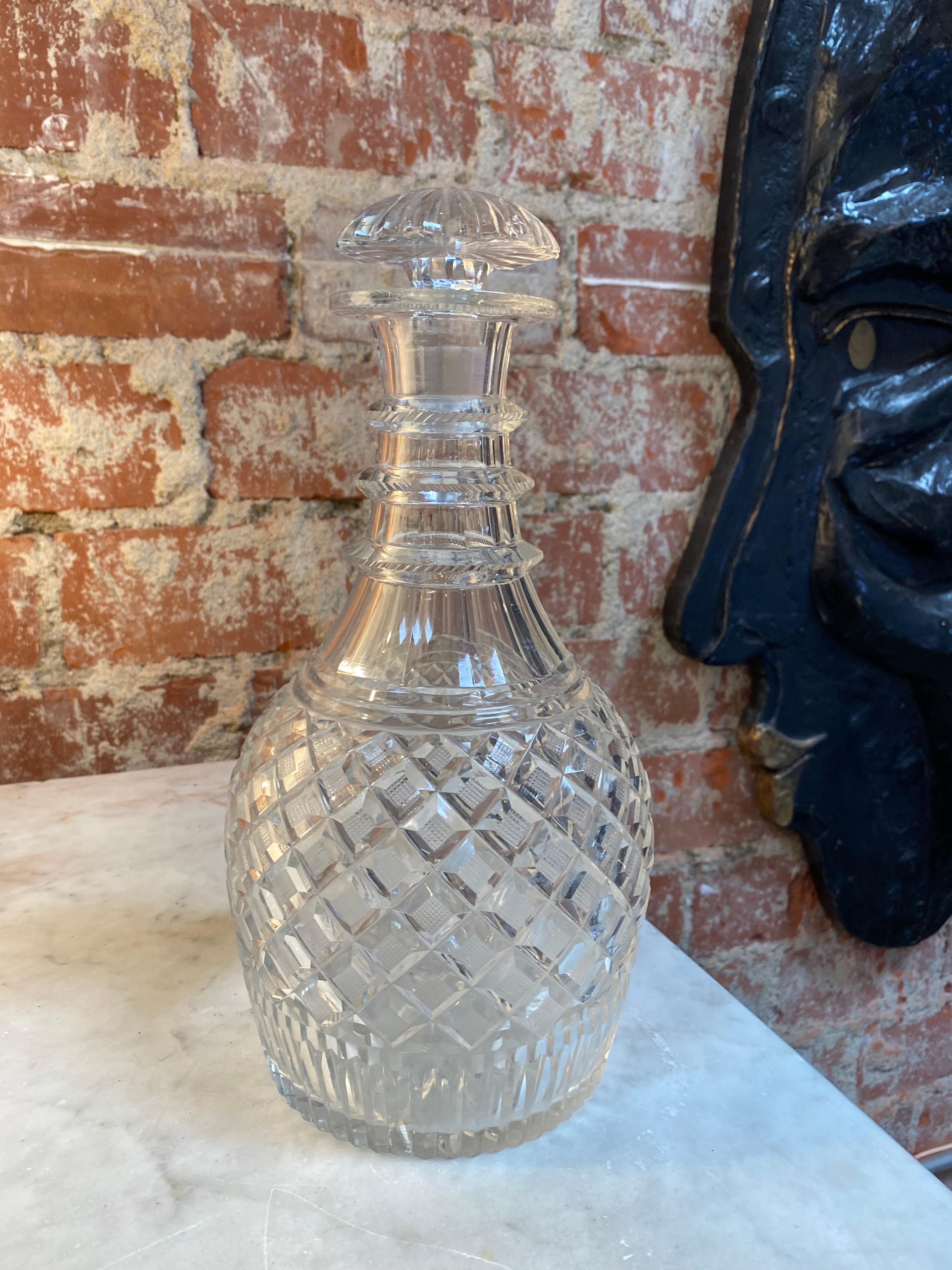 Belle bouteille en cristal vintage fabriquée en Italie dans les années 1950.