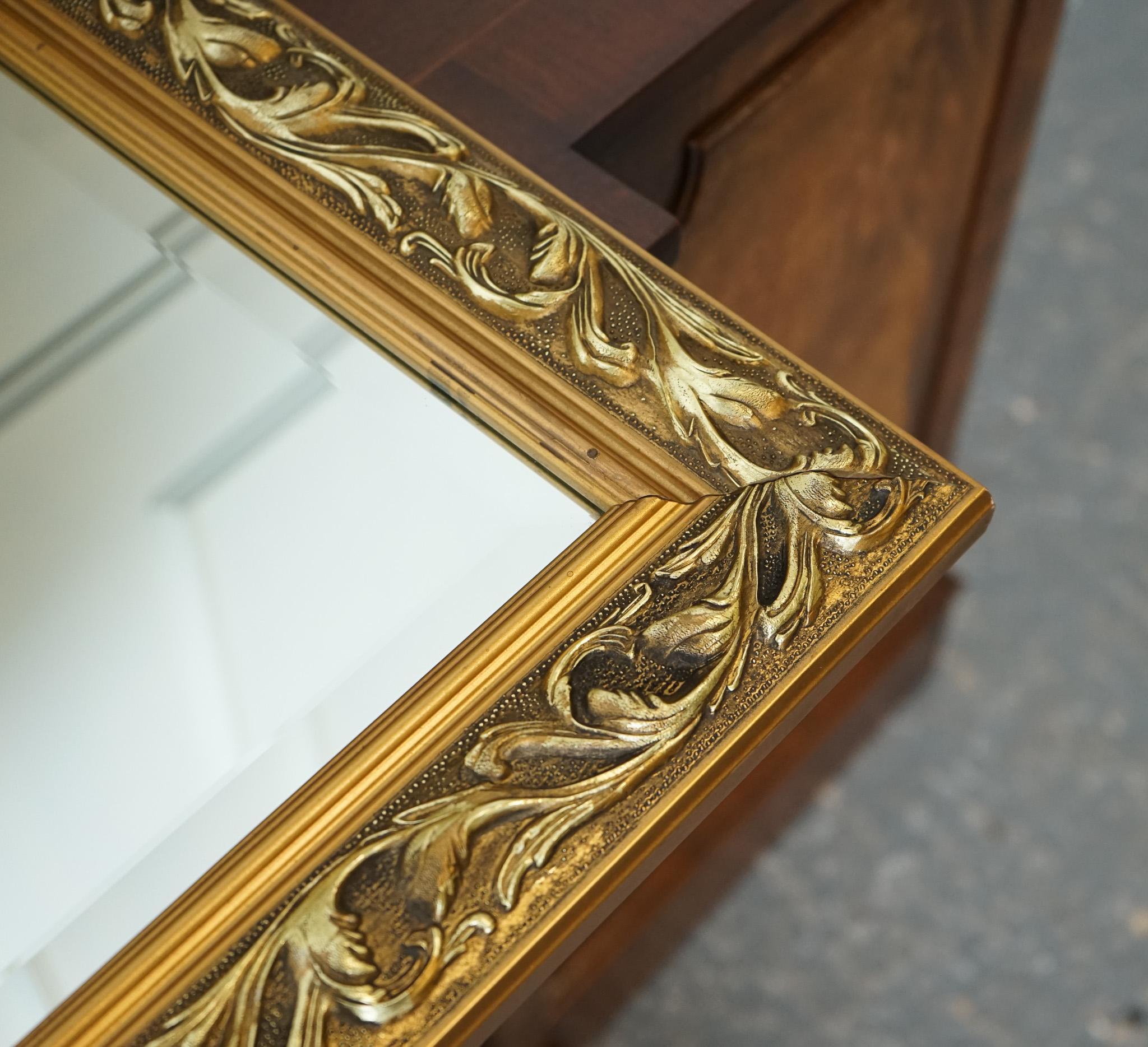 BEAUTIFUL VINTAGE CUSHIONED GiLTWOOD BEVELLED MIRROR For Sale 5