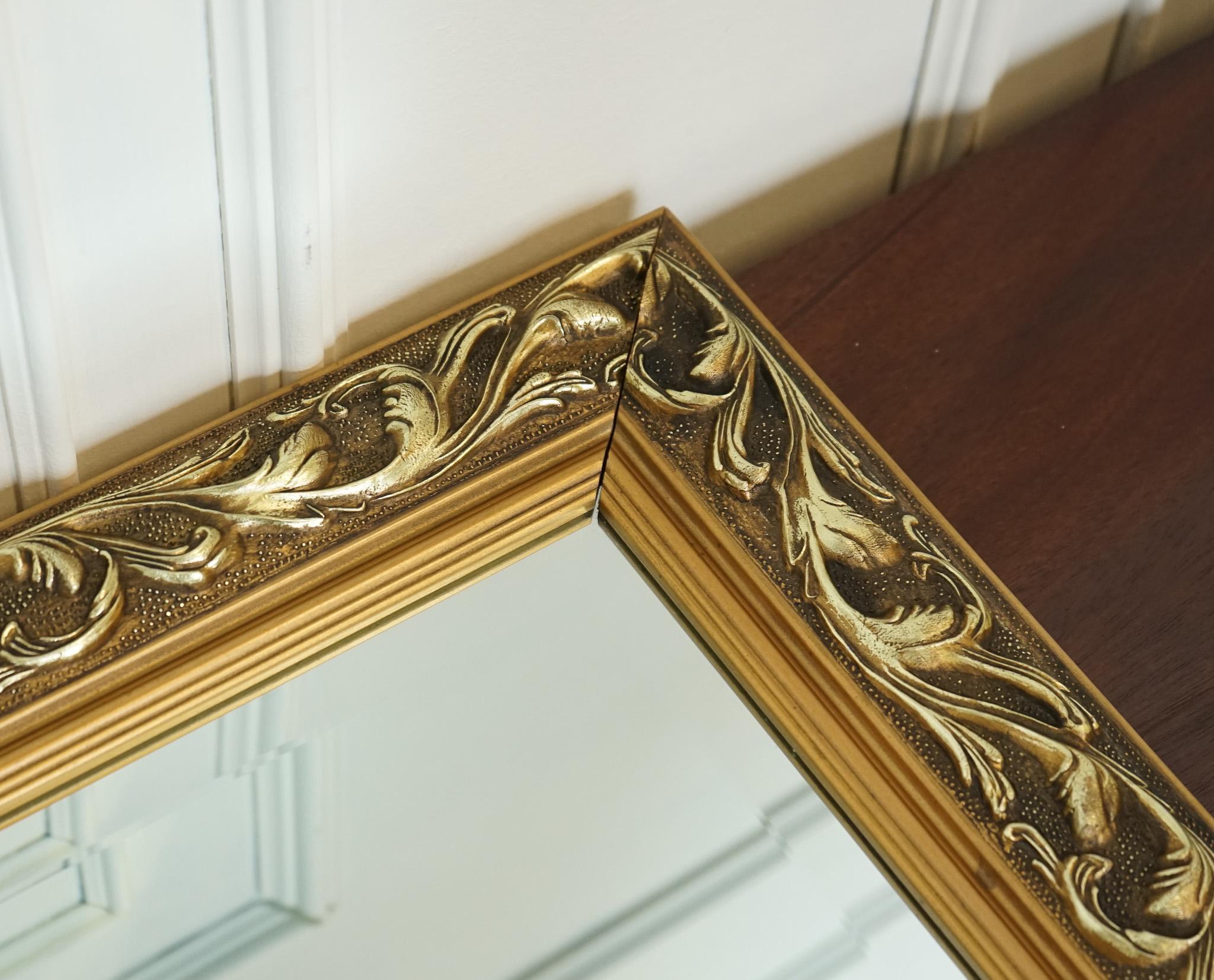 BEAUTIFUL VINTAGE CUSHIONED GiLTWOOD BEVELLED MIRROR For Sale 7