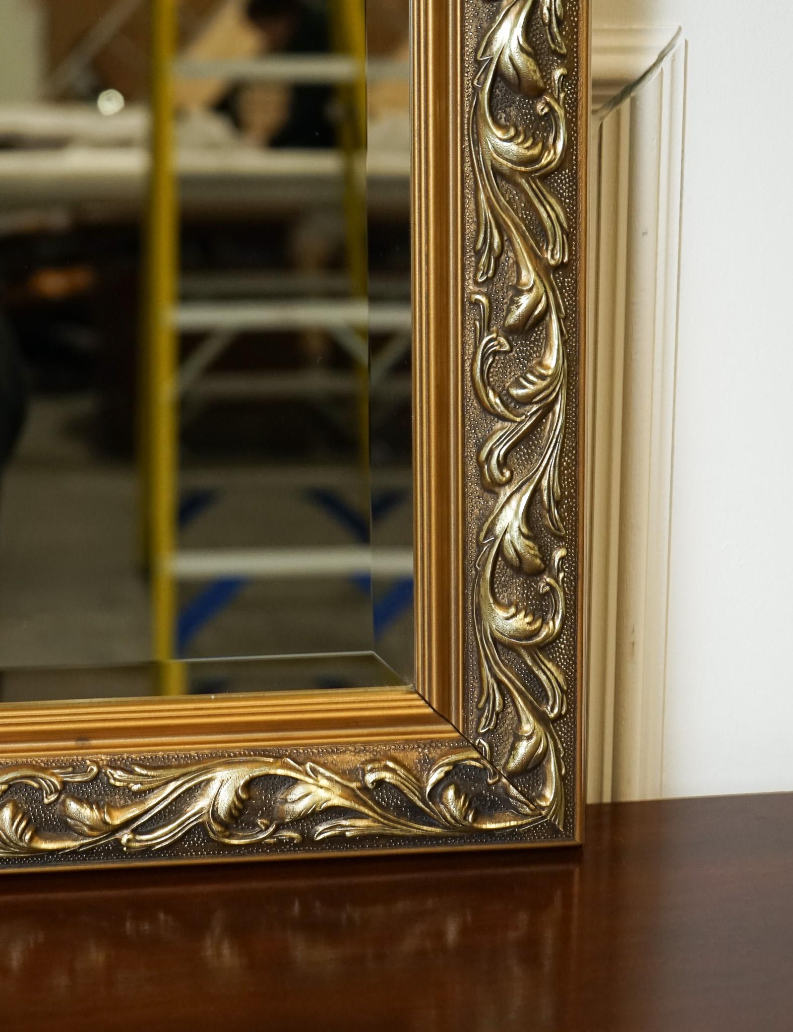 BEAUTIFUL VINTAGE CUSHIONED GiLTWOOD BEVELLED MIRROR For Sale 2