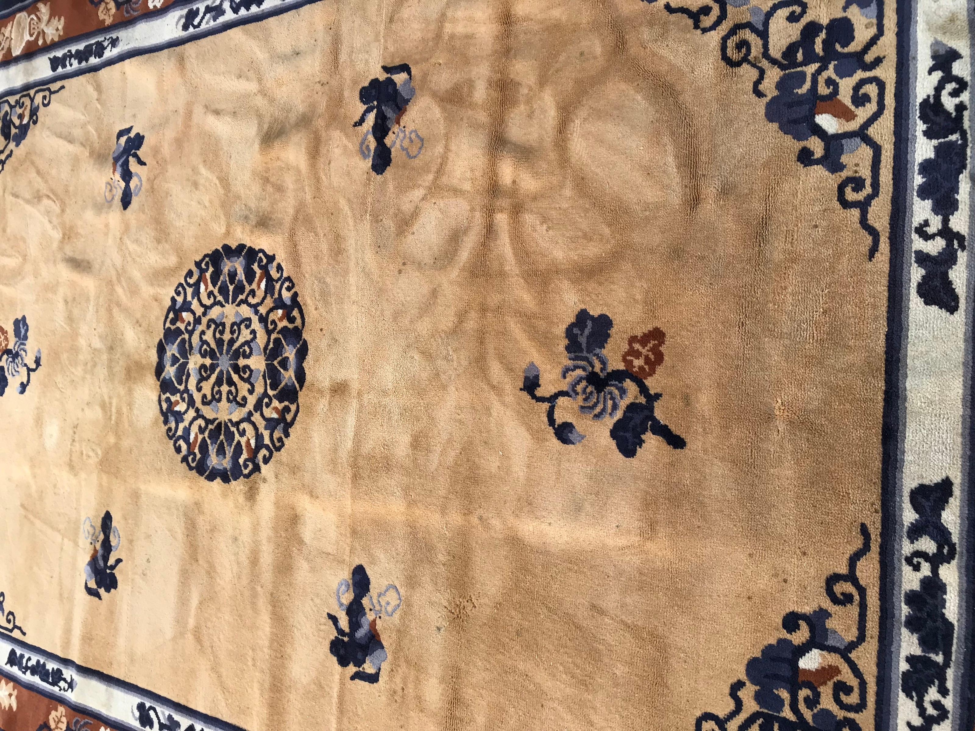 Schöner halb hand- und halb maschinengeknüpfter europäischer Teppich mit chinesischem Pekin-Muster und gelber Feldfarbe, mit blauem und braunem Wollsamt auf Baumwollgrund.